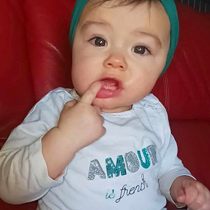 Iris participe au concours pour gagner de l'argent avec cette photo : baby, clothing, couch, cream, cushion, cutlery, eating, face, food, furniture, happy, head, homedecor, pants, person, photography, portrait, sitting, spoon, t_shirt