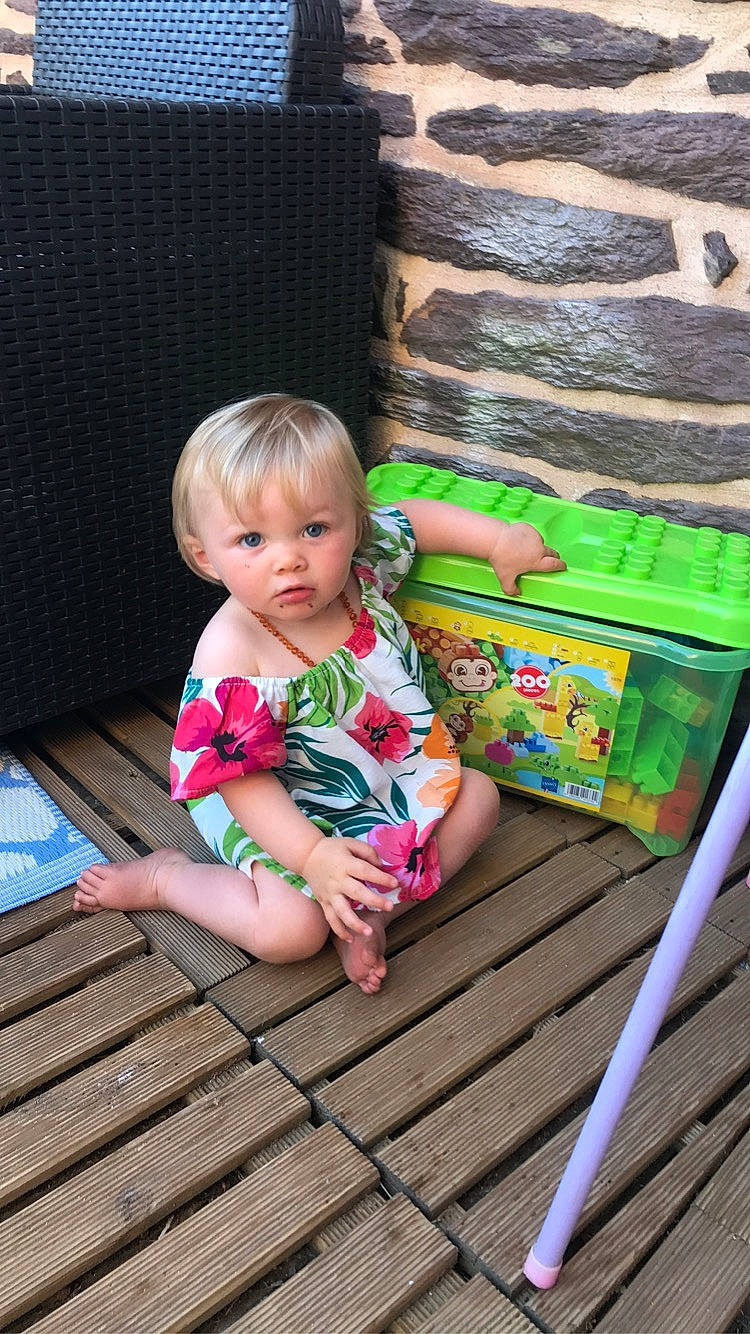 Ilyanna participe au concours pour gagner de l'argent avec cette photo : baby, baby_toddler_clothing, beauty, cheek, child, face, flooring, foot, fun, grass, happy, hardwood, leisure, pattern, person, play, sitting, t_shirt, toddler, vacation