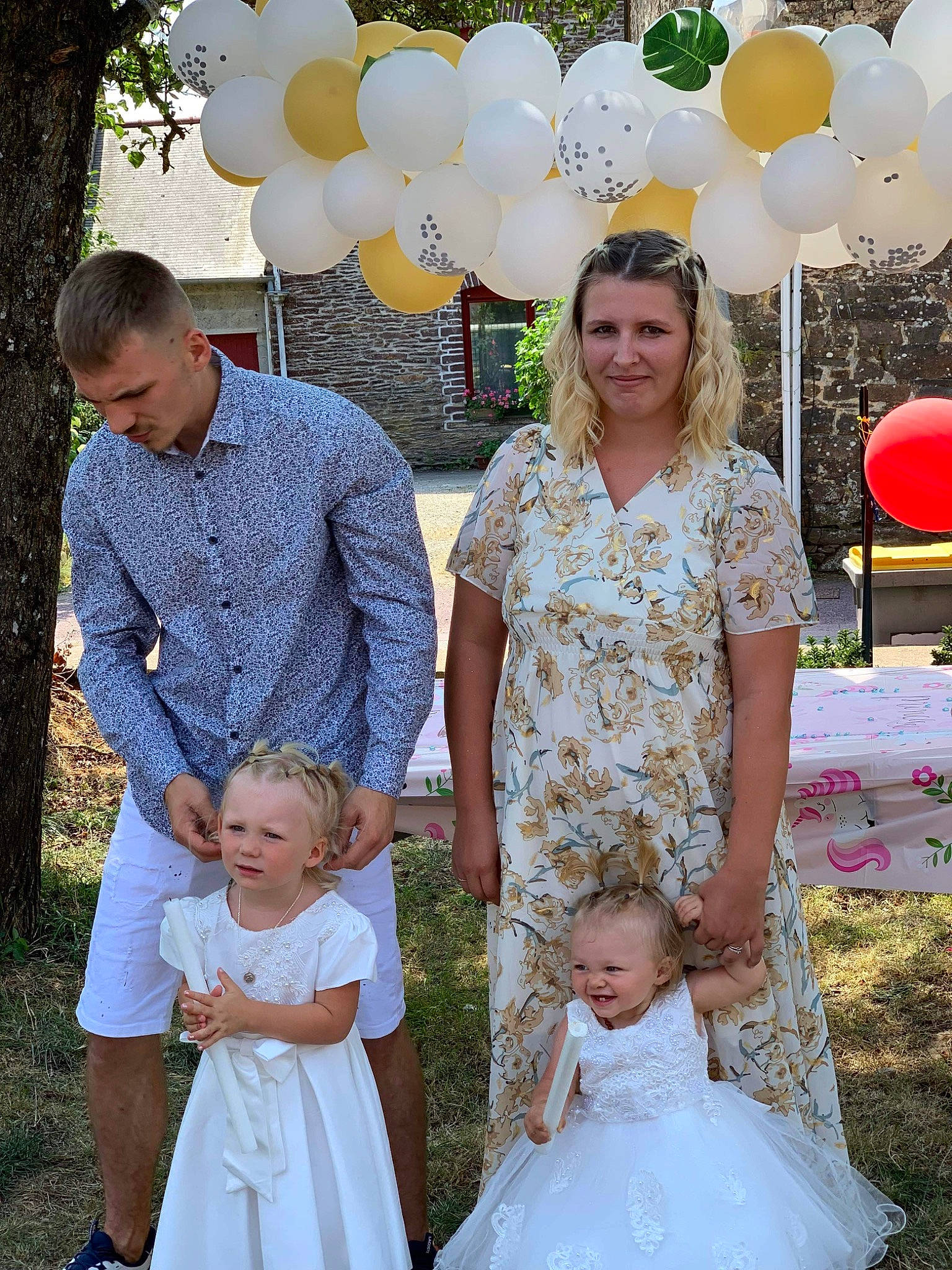 Maëlya a rejoint le concours — aidez-le/la à gagner de superbes lots ! balloon, clothing, dress, facial_expression, fashion, fun, gesture, hairstyle, happy, human, interaction, joy, one_piece_garment, party_supply, people, person, photograph, pink, red, summer