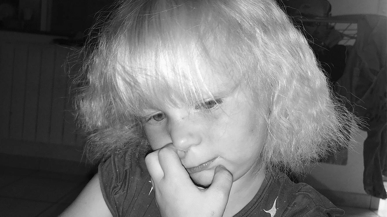 Maëlya a rejoint le concours — aidez-le/la à gagner de superbes lots ! black_and_white, cheek, chin, ear, eye, eyebrow, eyelash, face, flash_photography, gesture, happy, iris, jaw, lip, mouth, nose, person, skin, smile, style