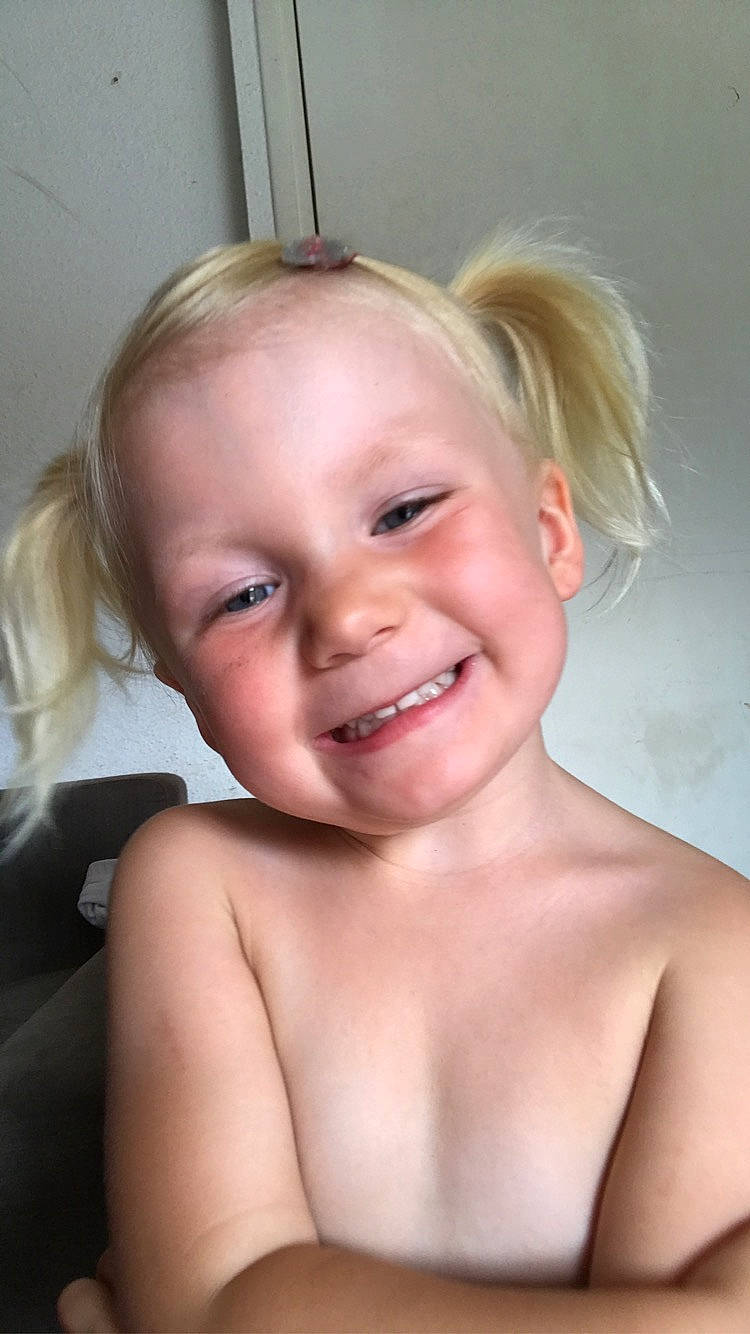 Maëlya a rejoint le concours — aidez-le/la à gagner de superbes lots ! arm, cheek, chin, ear, eye, eyebrow, eyelash, forehead, head, jaw, joint, joy, lip, mouth, muscle, neck, nose, person, shoulder, skin