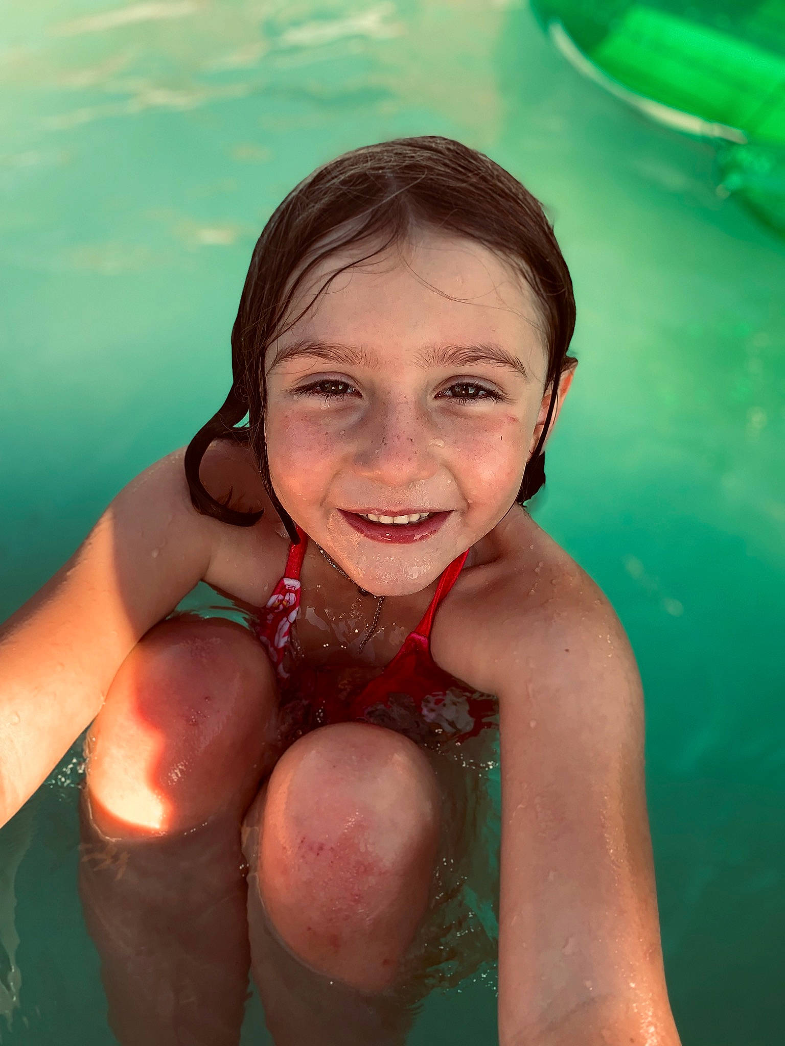 Lysea participe au concours pour gagner de l'argent avec cette photo : barefoot, bathing, black_hair, brown_hair, chest, child, foot, fun, happy, human_leg, joy, leisure, person, personal_protective_equipment, recreation, skin, smile, swimming_pool, swimwear, thigh