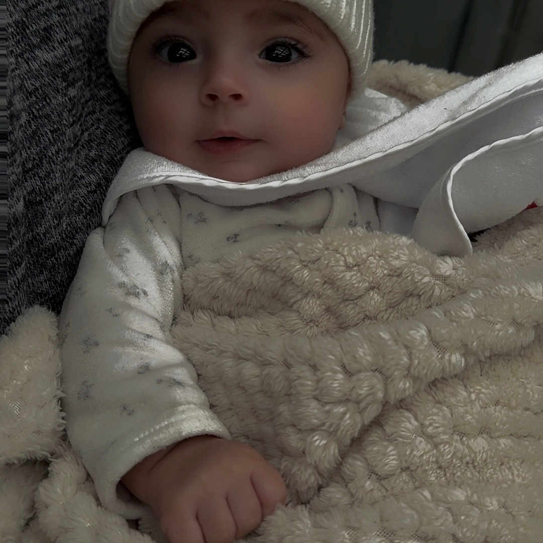 Keysi a rejoint le concours — aidez-le/la à gagner de superbes lots ! baby, beanie, blanket, bodypart, bonnet, cap, clothing, couch, face, finger, hand, hat, head, hood, knitwear, newborn, person, photography, portrait, sweater