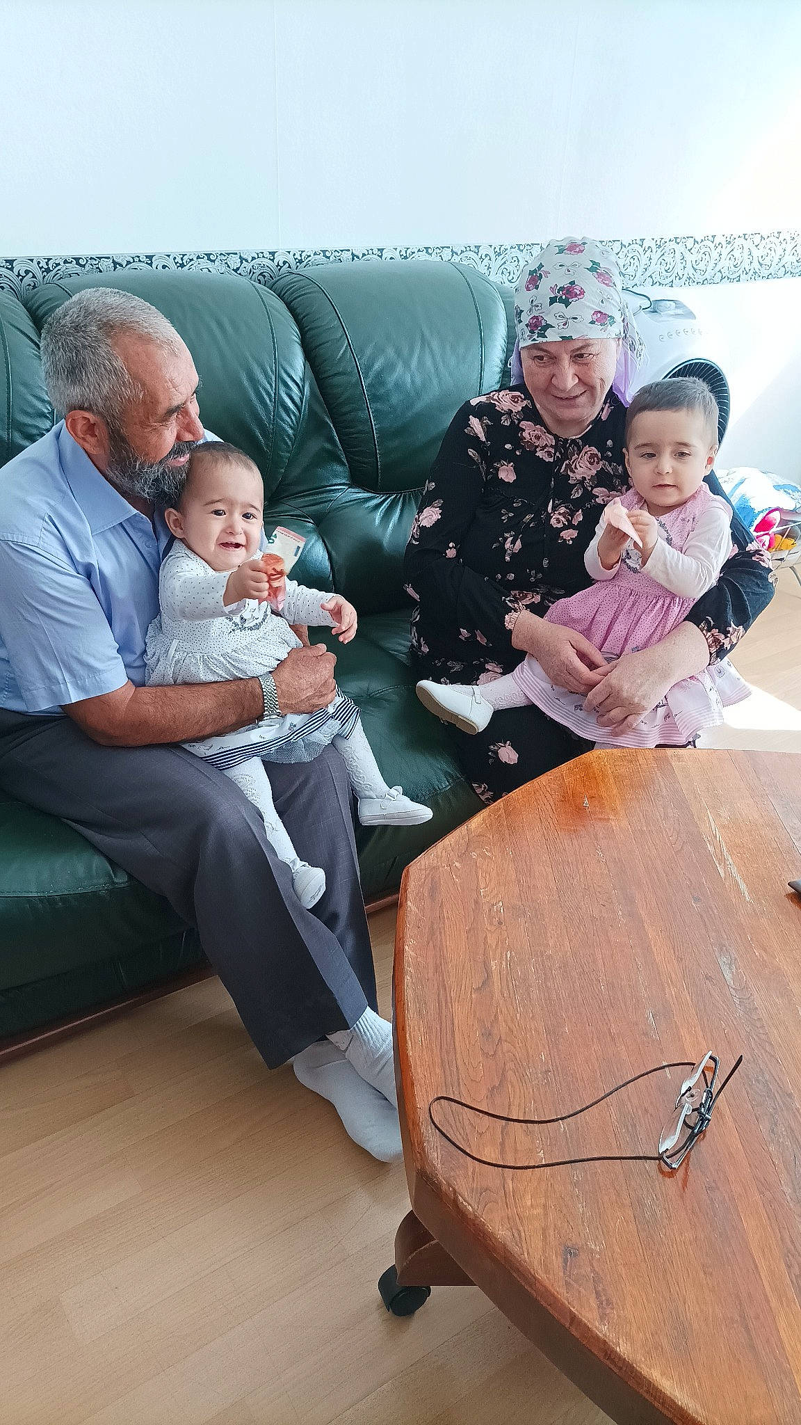 Eslina-eslem a rejoint le concours — aidez-le/la à gagner de superbes lots ! baby, child, comfort, couch, event, eyewear, face, flooring, fun, hardwood, hat, headwear, joy, lap, leisure, person, room, sharing, sitting, table