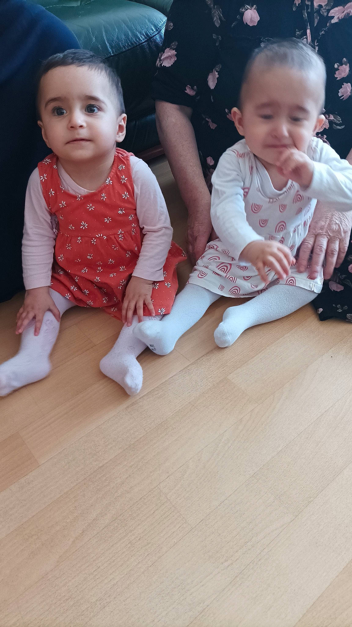 Esila-su a rejoint le concours — aidez-le/la à gagner de superbes lots ! baby, baby_toddler_clothing, beauty, child, eye, face, facial_expression, flooring, fun, hairstyle, happy, hardwood, head, person, skin, sleeve, smile, snapshot, thumb, toddler