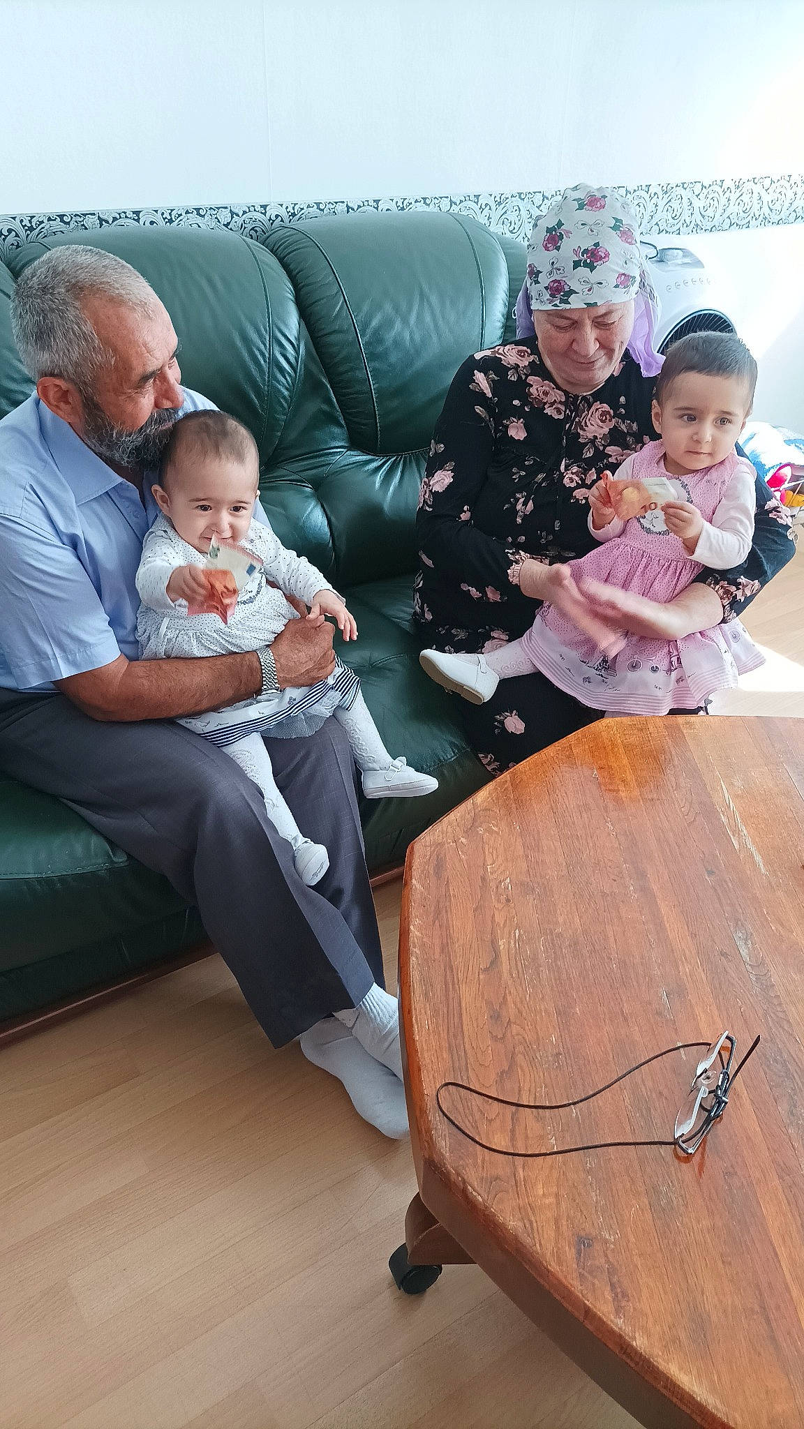 Esila-su a rejoint le concours — aidez-le/la à gagner de superbes lots ! chair, comfort, couch, event, face, flooring, fun, hat, head, headwear, human, lap, person, product, sharing, shoe, sitting, table, toddler, varnish