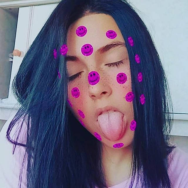 Loana a rejoint le concours — aidez-le/la à gagner de superbes lots ! black_hair, cheek, chin, ear, eyebrow, eyelash, eyewear, forehead, happy, headgear, jaw, lip, lipstick, magenta, mouth, neck, nose, person, pink, purple