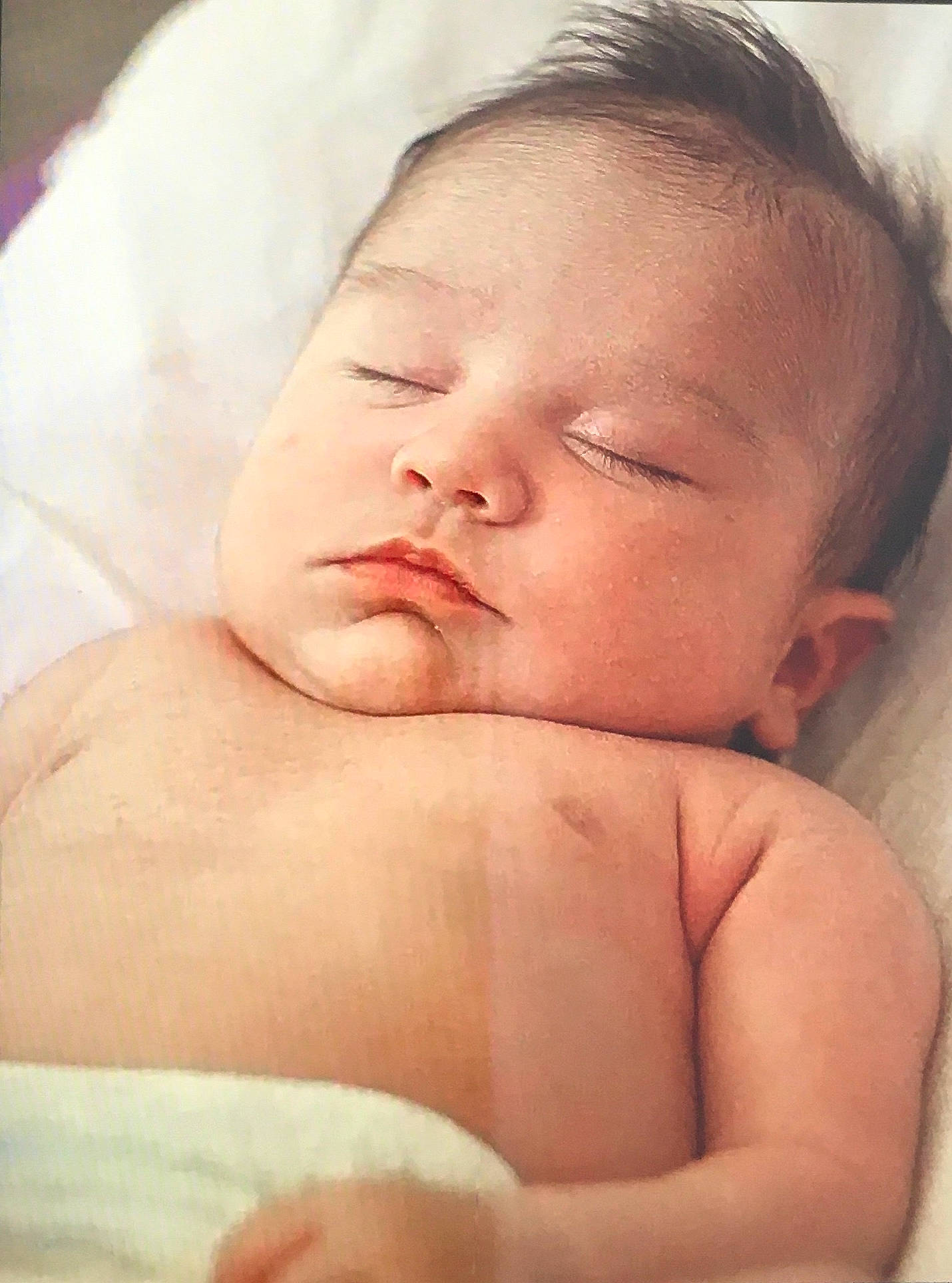 Brigitte participe au concours pour gagner de l'argent avec cette photo : baby, baby_sleeping, cheek, child, close_up, comfort, eyebrow, eyelash, finger, gesture, happy, iris, lip, mammal, mouth, neck, nose, person, skin, thumb
