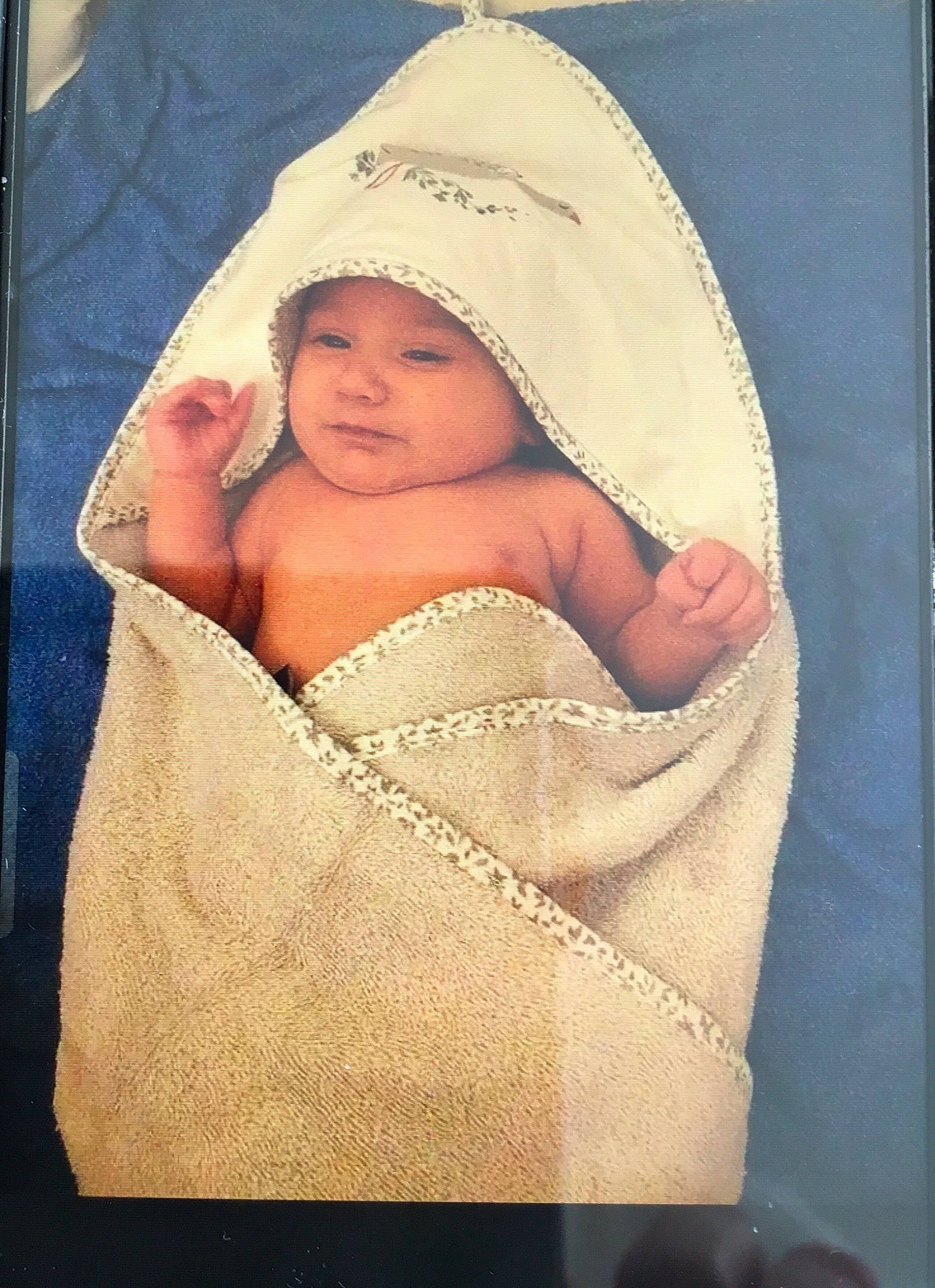 Brigitte participe au concours pour gagner de l'argent avec cette photo : baby, baby_products, baby_sleeping, baby_toddler_clothing, bonnet, cap, child, comfort, headwear, linens, person, portrait_photography, sleeve, textile, toddler, towel