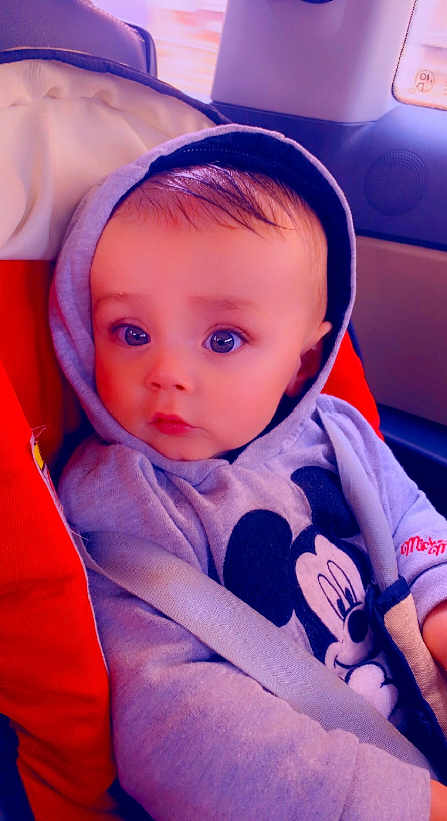 Gabin a rejoint le concours — aidez-le/la à gagner de superbes lots ! auto_part, automotive_design, azure, baby, baby_toddler_clothing, car_seat, child, comfort, cool, electric_blue, eyebrow, fun, happy, leisure, person, purple, skin, steering_wheel, surprise, toddler