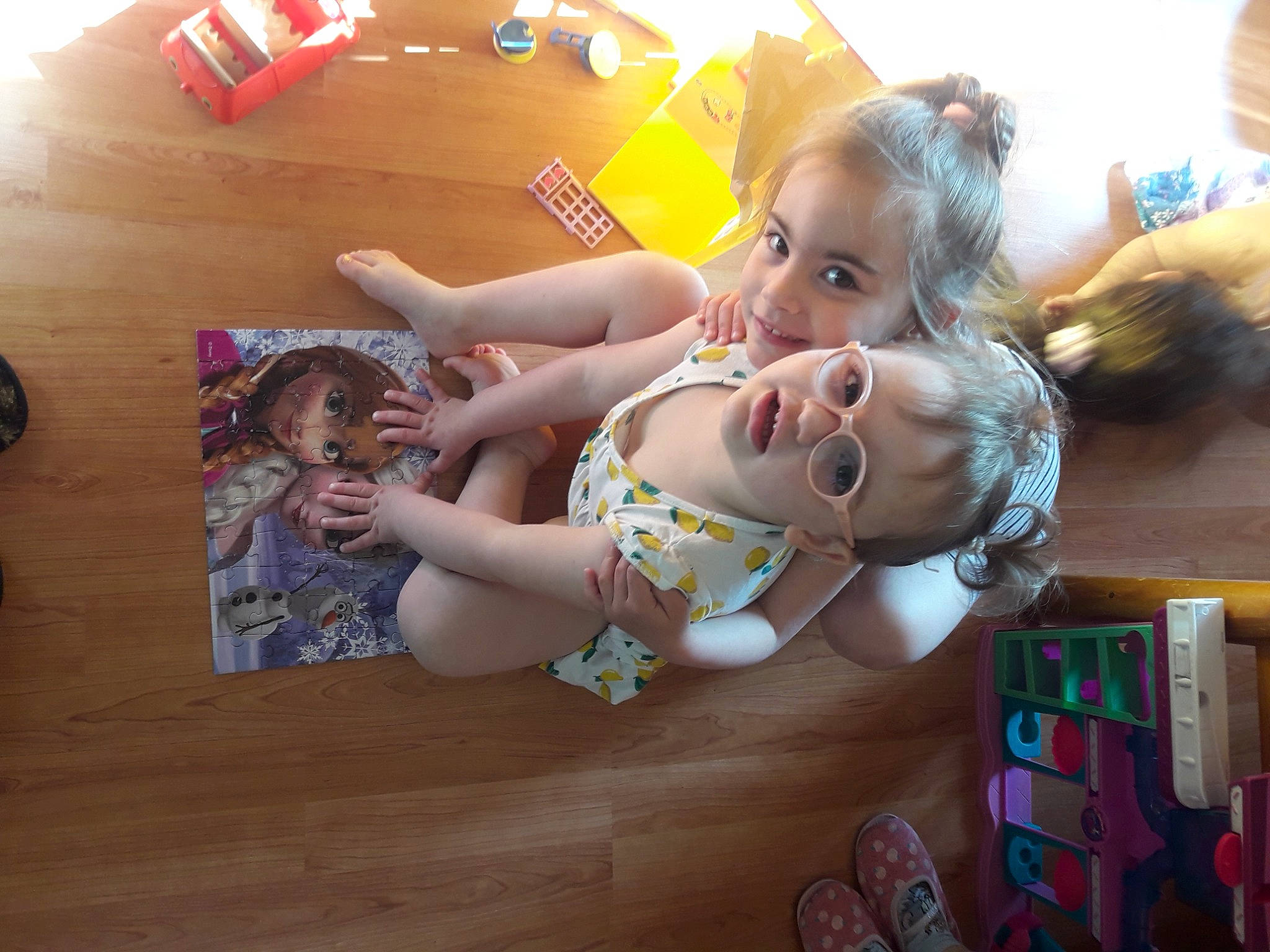 Marlay participe au concours pour gagner de l'argent avec cette photo : baby, baby_toys, child, event, finger, flooring, fun, happy, hardwood, joy, kindergarten, leisure, party, person, play, room, sitting, smile, table, toddler