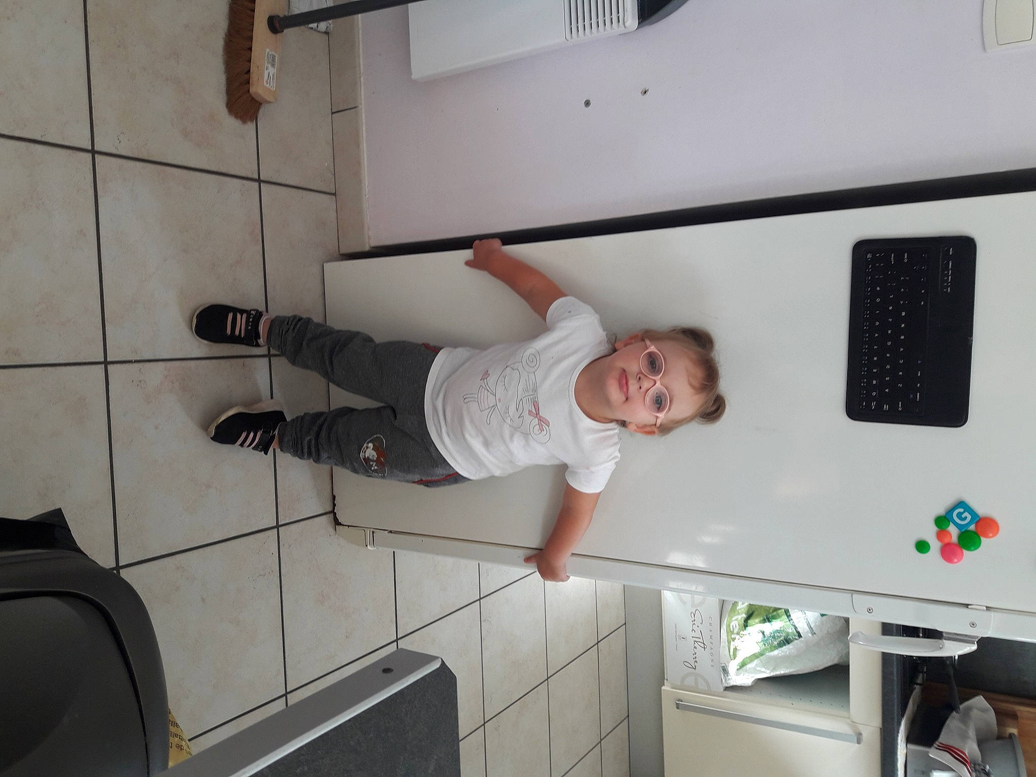 Marlay participe au concours pour gagner de l'argent avec cette photo : automotive_exterior, baby, baby_toddler_clothing, ceiling, child, comfort, flooring, fun, major_appliance, person, product, room, smile, standing, t_shirt, toddler, transport