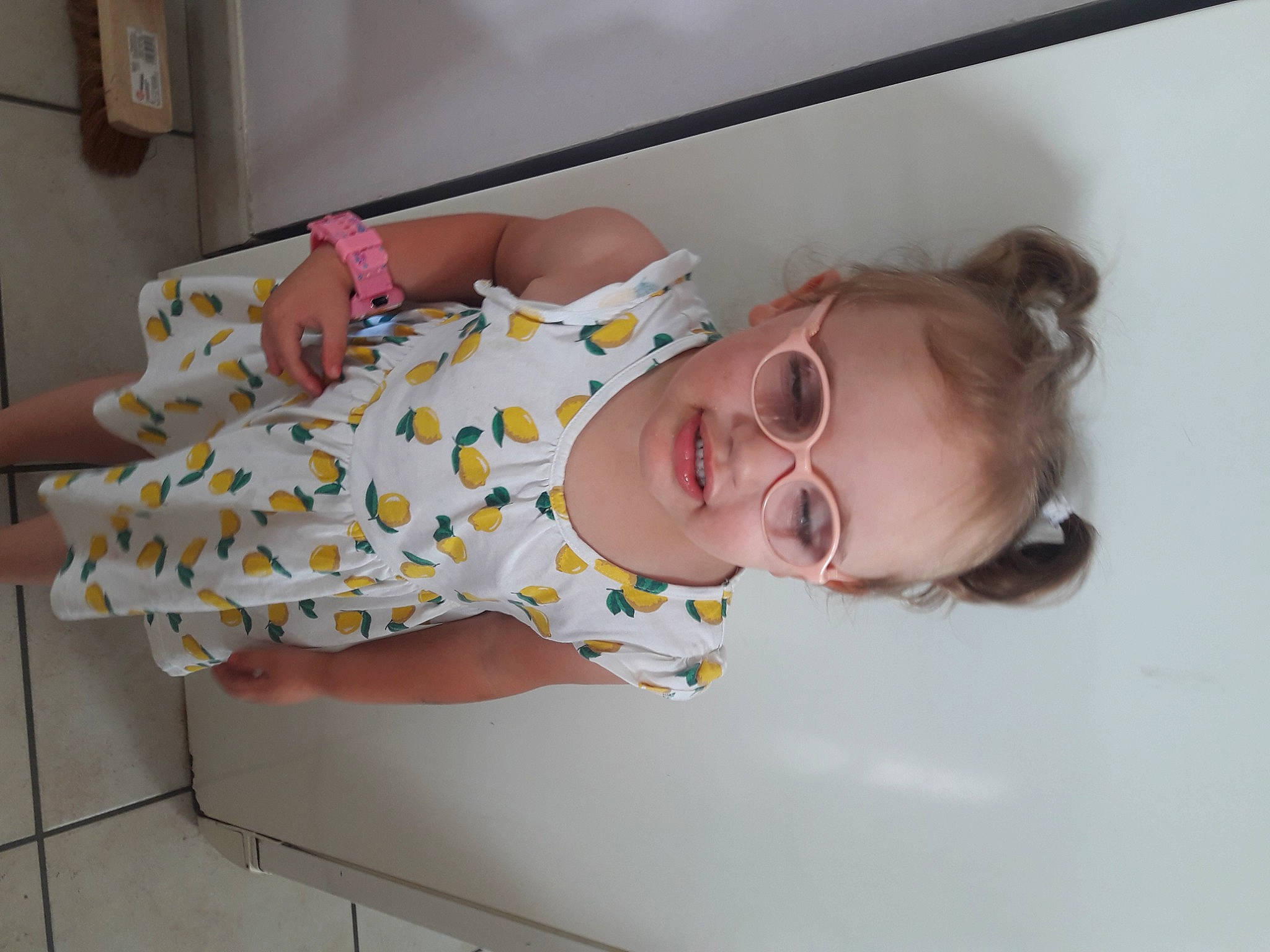 Marlay participe au concours pour gagner de l'argent avec cette photo : baby, baby_products, baby_safety, baby_toddler_clothing, child, cleanliness, comfort, eyewear, finger, goggles, person, room, sleeve, sunglasses, toddler