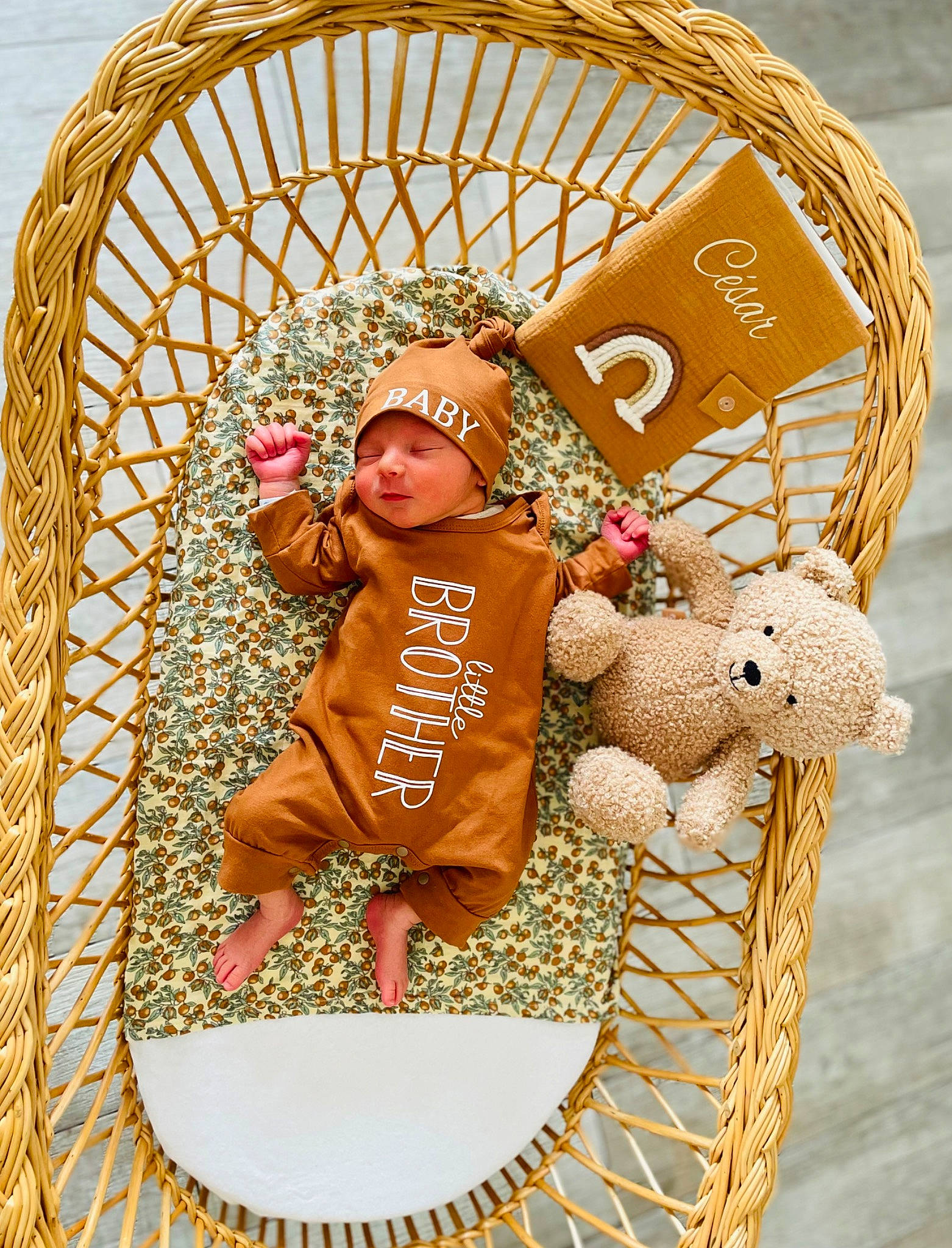 César a rejoint le concours — aidez-le/la à gagner de superbes lots ! baby, baby_toddler_clothing, basket, child, circle, costume_hat, fashion_accessory, font, hamper, happy, hat, headgear, headwear, home_accessories, pattern, person, picnic_basket, rectangle, storage_basket, straw