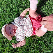 Lina a rejoint le concours — aidez-le/la à gagner de superbes lots ! baby, child, cute, floral_shirt, grass, greenery, hand, happy, hat, infant, lying_down, nature, outdoor, person, pink_shorts, playful, skin, smiling, summer, sunlight