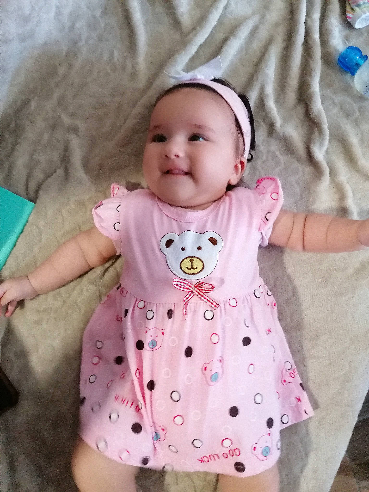 Mariana participe au concours pour gagner de l'argent avec cette photo : baby, baby_toddler_clothing, cheek, child, collar, face, happy, linens, magenta, one_piece_garment, pattern, person, pink, product, skin, sleeve, smile, t_shirt, textile, toddler