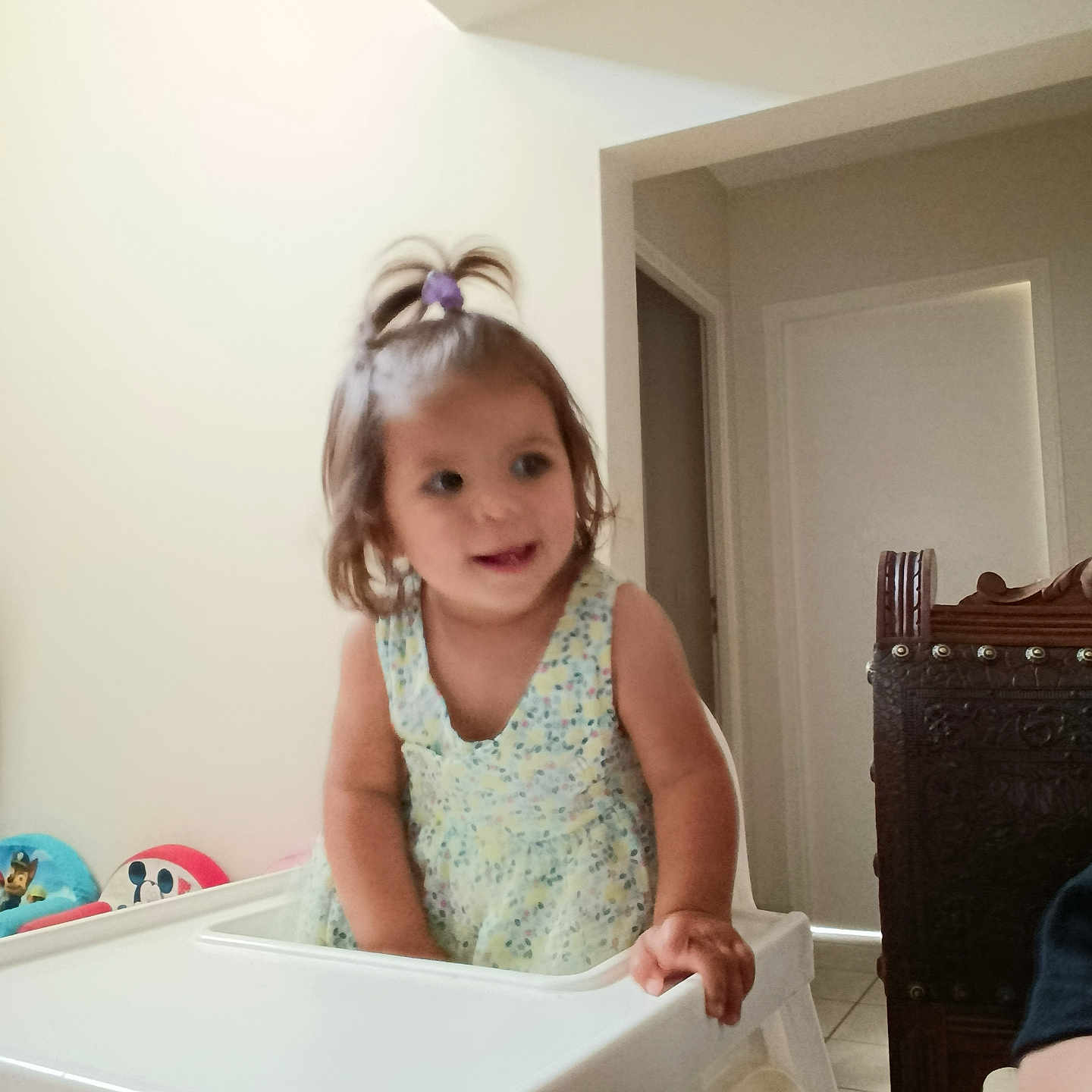 Shirley participe au concours pour gagner de l'argent avec cette photo : cartoon, chair, child, cushion, cute, door, dress, furniture, hair_tie, happy, high_chair, home, indoor, person, playful, portrait, smiling, tile_floor, toddler, young_child