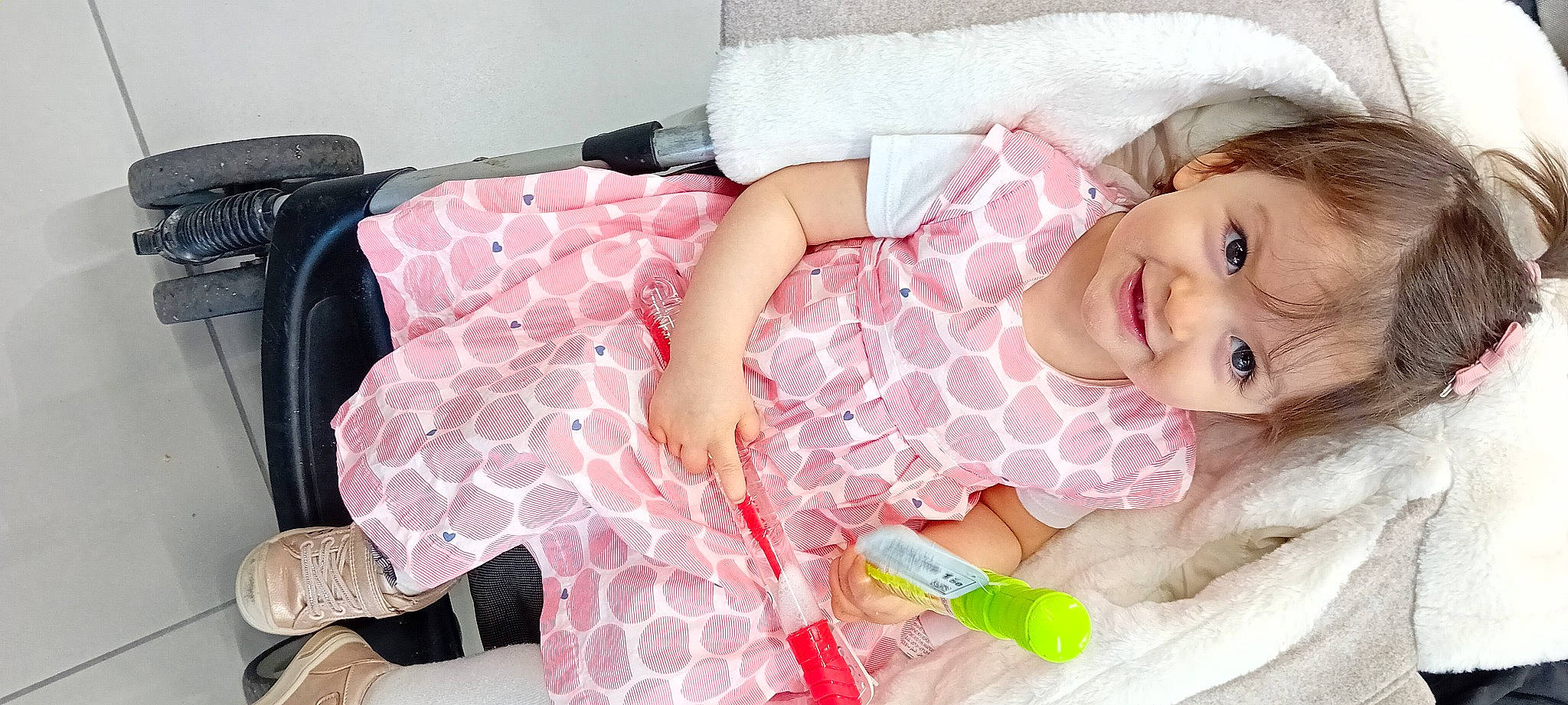 Lila a rejoint le concours — aidez-le/la à gagner de superbes lots ! arm, baby, baby_products, baby_toddler_clothing, bed, child, comfort, couch, eyelash, finger, happy, joy, linens, nail, pattern, person, pink, room, skin, smile