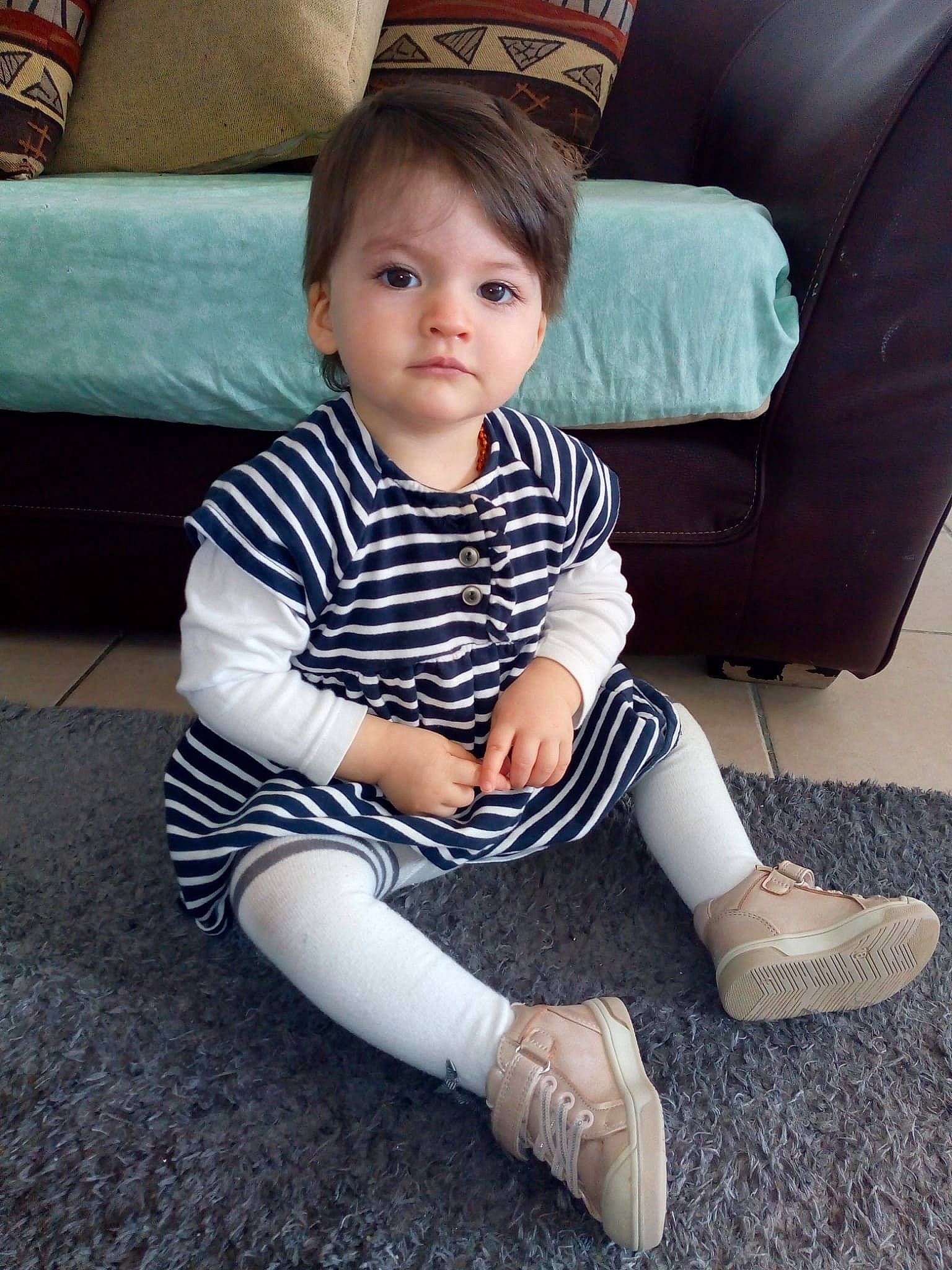 Lila a rejoint le concours — aidez-le/la à gagner de superbes lots ! baby_toddler_clothing, child, comfort, cool, costume_hat, couch, electric_blue, eye, face, floor, flooring, hairstyle, head, human_body, human_leg, knee, neck, person, sleeve, thigh