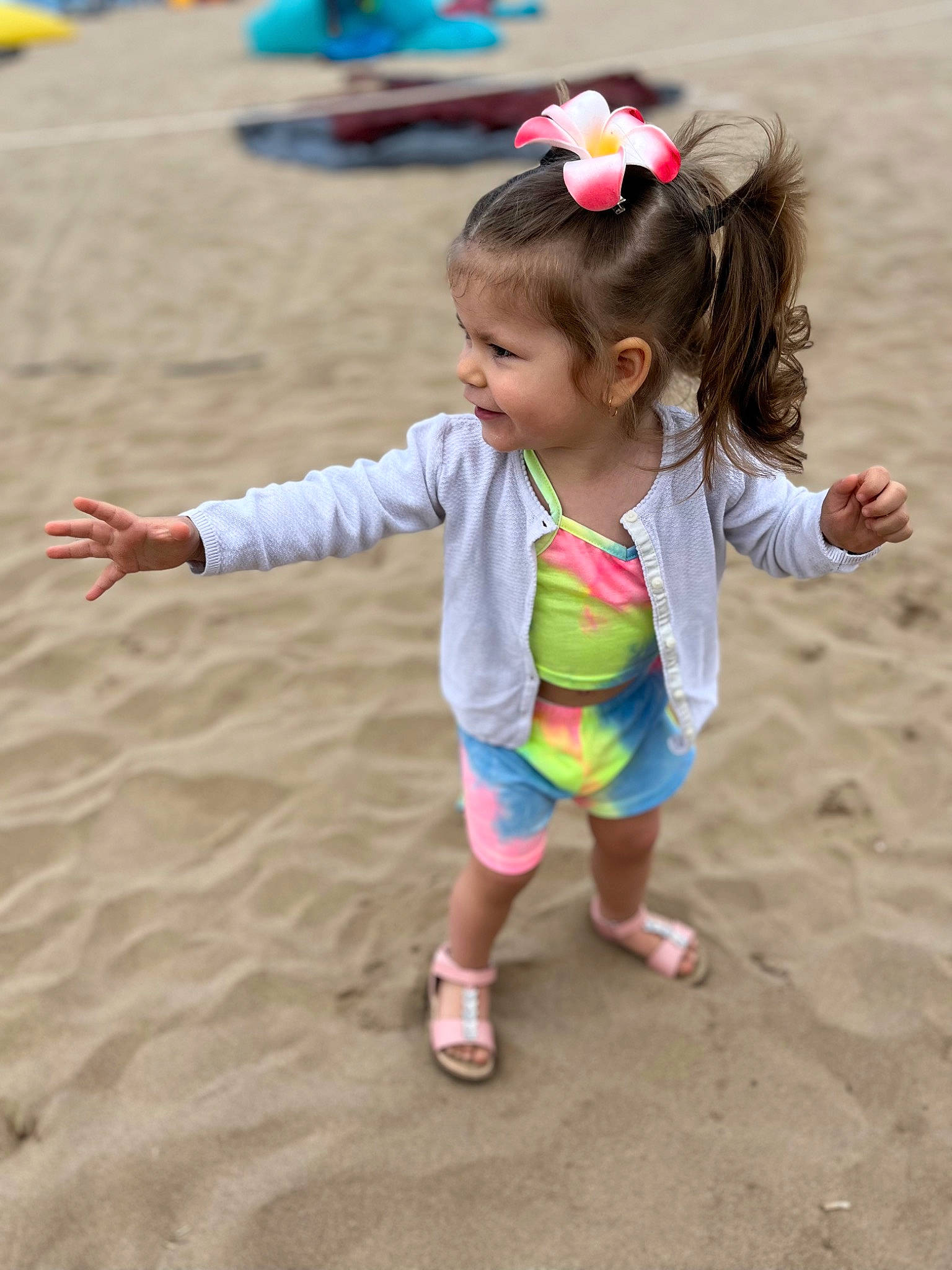 Levana participe au concours pour gagner de l'argent avec cette photo : baby_toddler_clothing, barefoot, beach, child, foot, fun, happy, leisure, people_in_nature, people_on_beach, person, play, recreation, sand, sandal, shorts, smile, summer, toddler, vacation