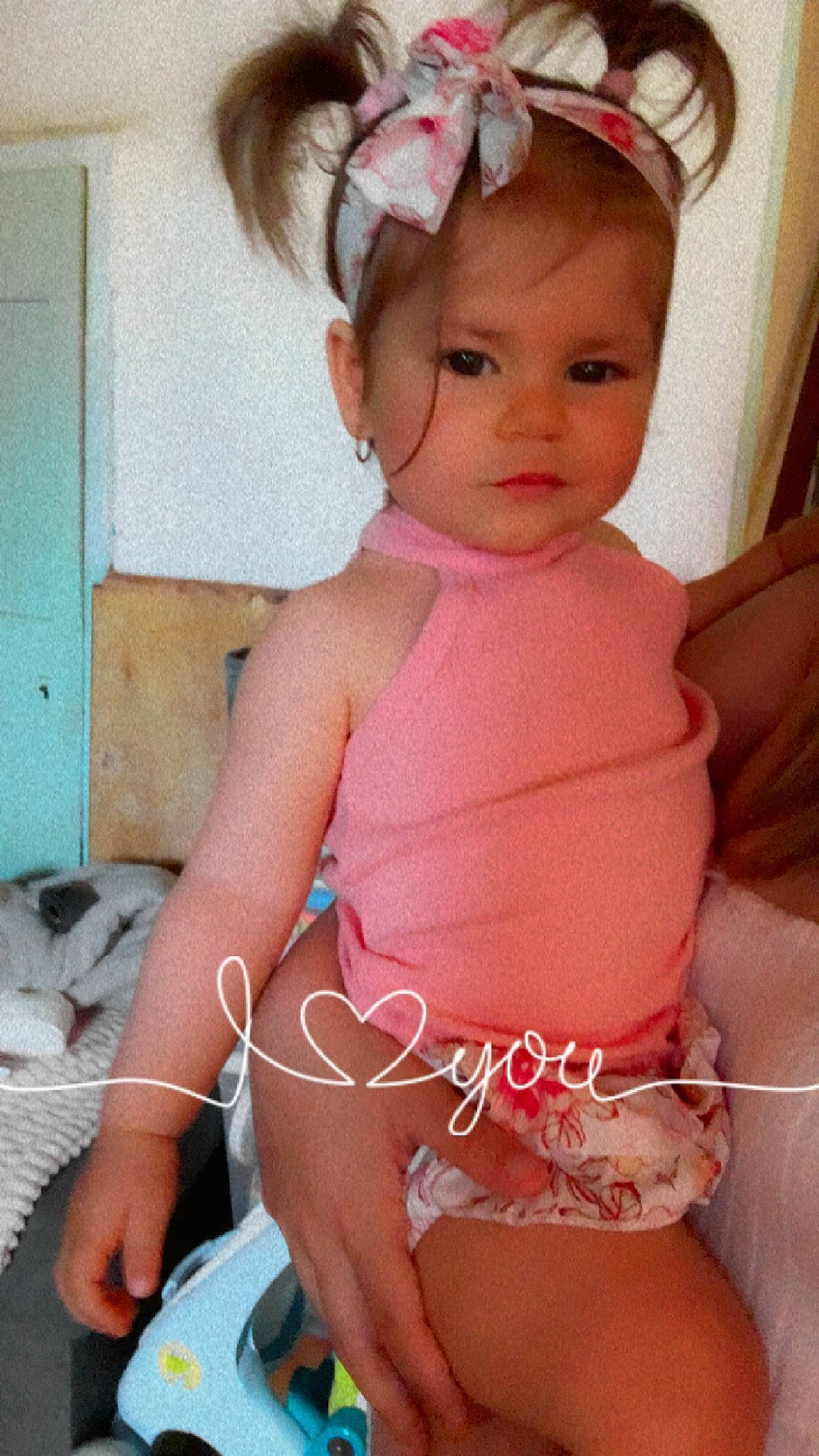 Levana a rejoint le concours — aidez-le/la à gagner de superbes lots ! baby, baby_toddler_clothing, cheek, chest, child, eye, eyelash, face, head, human_body, knee, lip, neck, organ, person, pink, skin, thigh, thumb, toddler