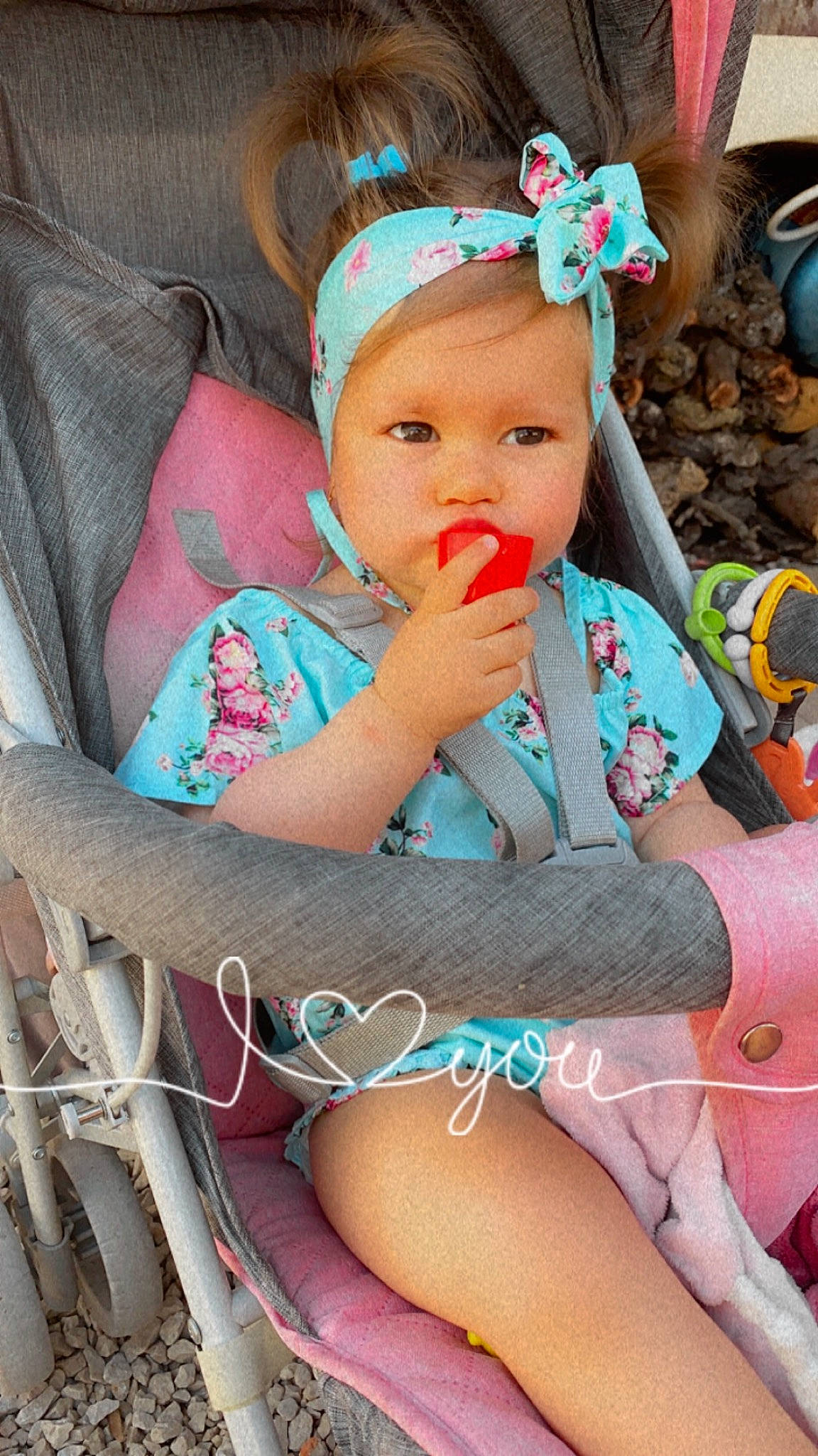 Levana a rejoint le concours — aidez-le/la à gagner de superbes lots ! baby, baby_products, baby_toddler_clothing, beauty, cheek, child, comfort, eye, face, grass, happy, head, headgear, jewellery, organ, person, pink, skin, textile, thigh