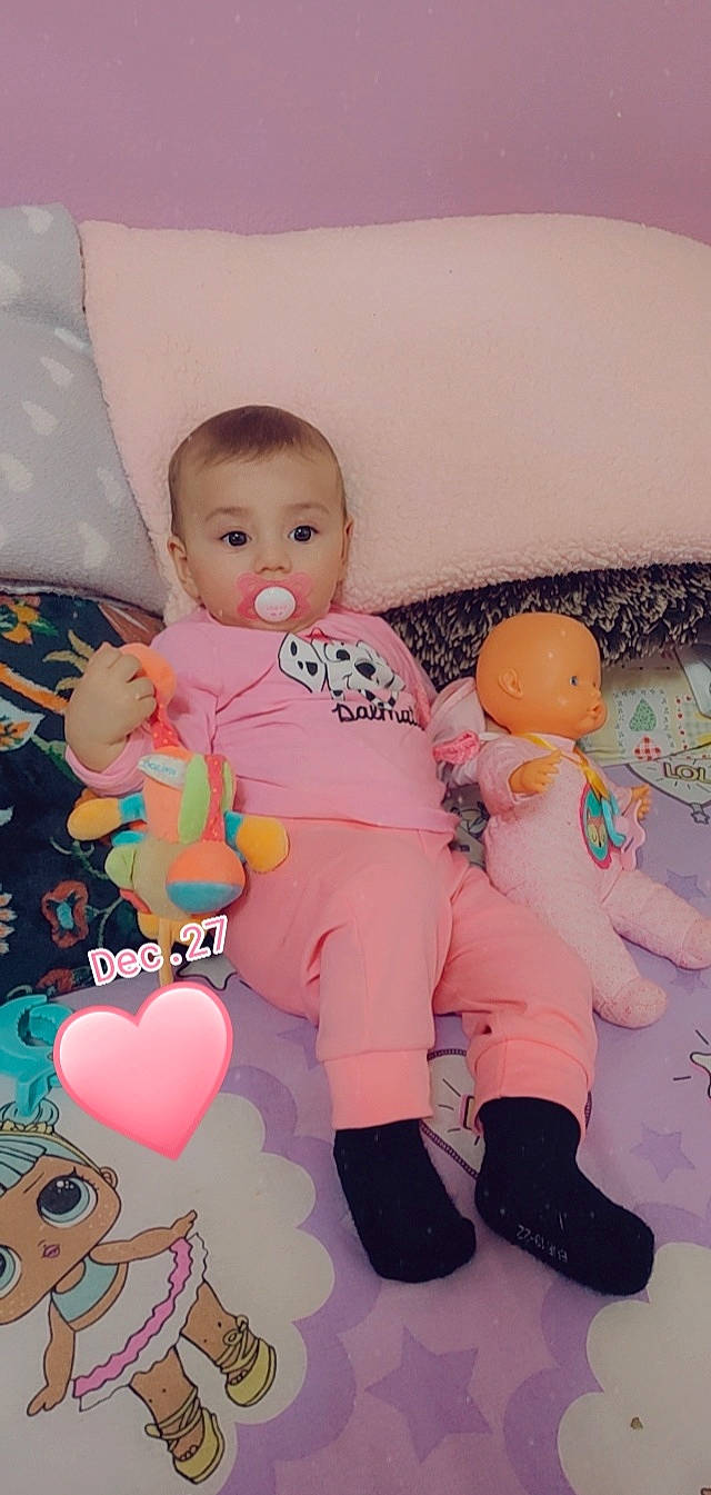 Daria participe au concours pour gagner de l'argent avec cette photo : baby, baby_products, baby_toddler_clothing, cheek, child, comfort, facial_expression, finger, happy, mammal, orange, people, person, pink, playing_with_kids, product, skin, stomach, stuffed_toy, surprise