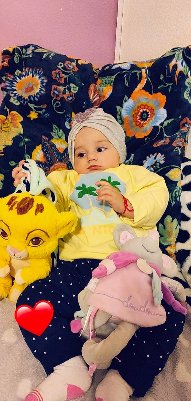 Daria participe au concours pour gagner de l'argent avec cette photo : baby, baby_toddler_clothing, beauty, cheek, child, event, eye, fun, happy, headwear, pattern, person, petal, pink, plant, skin, stuffed_toy, teddy_bear, textile, toddler