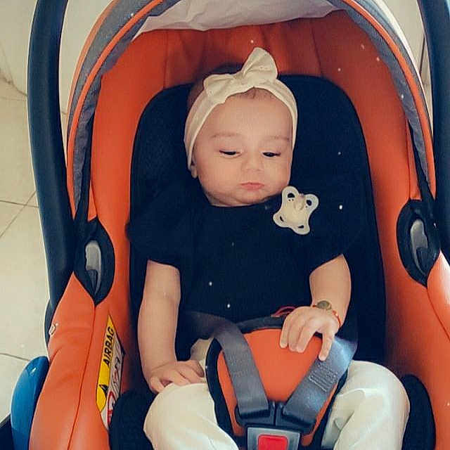 Daria a rejoint le concours — aidez-le/la à gagner de superbes lots ! baby, baby_carriage, baby_products, baby_safety, baby_toddler_clothing, car_seat, child, comfort, electric_blue, eye, fun, lap, leisure, orange, product, sitting, toddler, toy, wheel, white