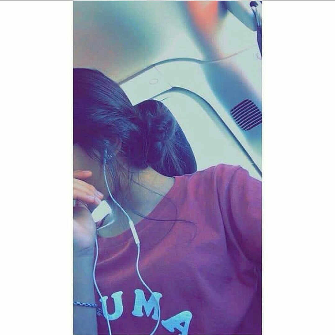 Milla Milina participe au concours pour gagner de l'argent avec cette photo : arm, audio_equipment, black_hair, ear, electric_blue, headphones, long_hair, magenta, neck, photography, purple, selfie, shoulder, t_shirt, turquoise, violet