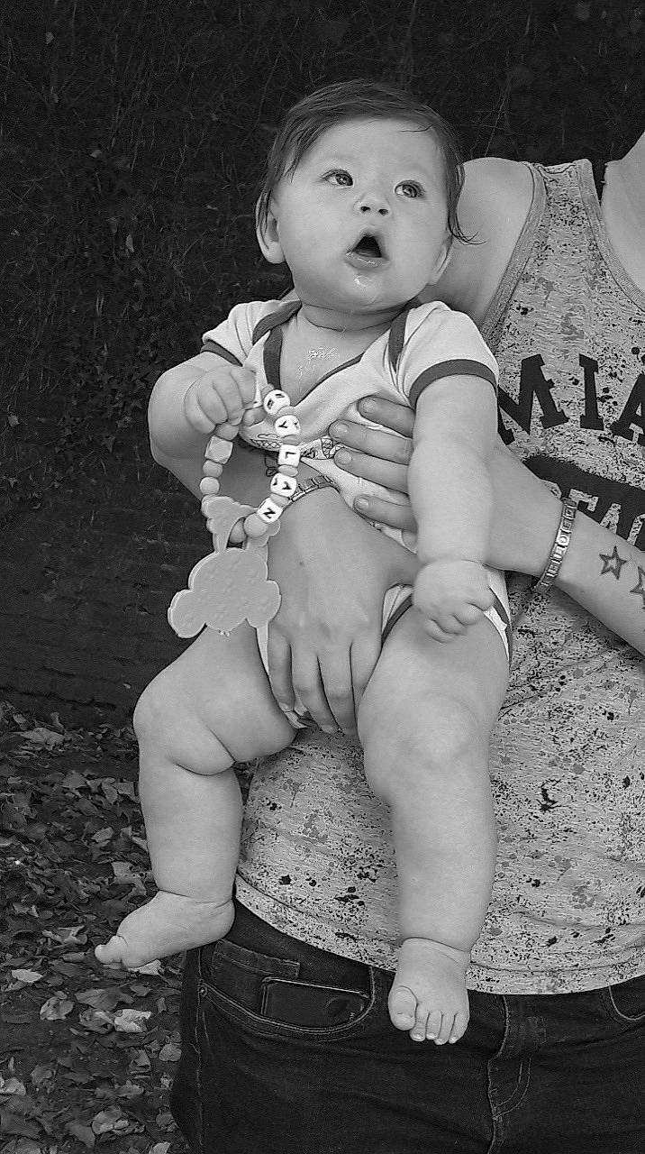 Keylan a rejoint le concours — aidez-le/la à gagner de superbes lots ! abdomen, baby, black_and_white, cheek, child, child_model, leg, monochrome, monochrome_photography, person, photograph, photography, sitting, smile, snapshot, standing, stock_photography, stomach, style, surprise