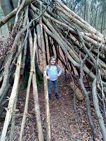 Maromme a rejoint le concours — aidez-le/la à gagner de superbes lots ! biome, blurred, botany, forest, joy, jungle, northern_hardwood_forest, old_growth_forest, people_in_nature, person, plant, plant_stem, sky, smile, soil, t_shirt, terrestrial_plant, tree, trunk, twig