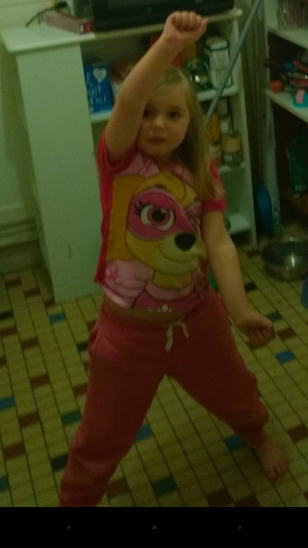 Maromme participe au concours pour gagner de l'argent avec cette photo : active_pants, baby_toddler_clothing, cheek, chest, child, cleanliness, floor, flooring, fun, happy, human_leg, joint, knee, person, sleeve, t_shirt, thigh, thumb, toddler, trunk