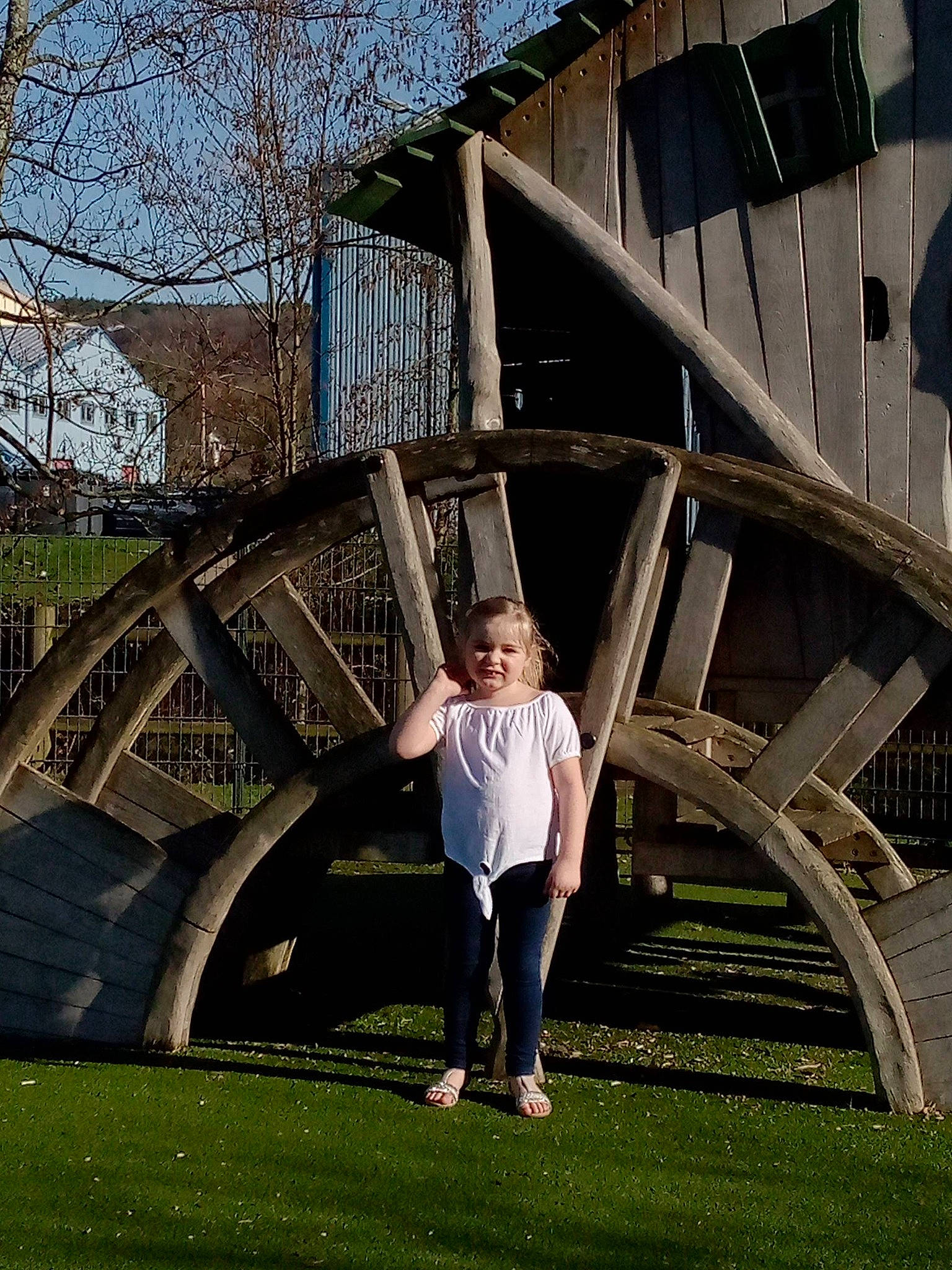 Maromme participe au concours pour gagner de l'argent avec cette photo : bridge, chute, city, daytime, fun, garden, grass, joy, leaf, leisure, metal, nonbuilding_structure, person, plant, recreation, roof, sitting, sky, symmetry, t_shirt