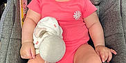 Alma a rejoint le concours — aidez-le/la à gagner de superbes lots ! baby, baby_hands, baby_legs, car_seat, casual, child, chubby, comfort, coral_onesie, cute, fabric_texture, indoor, infant, plush_toy, portrait, reflection, relaxed, seatbelt, sunglasses, sunlight