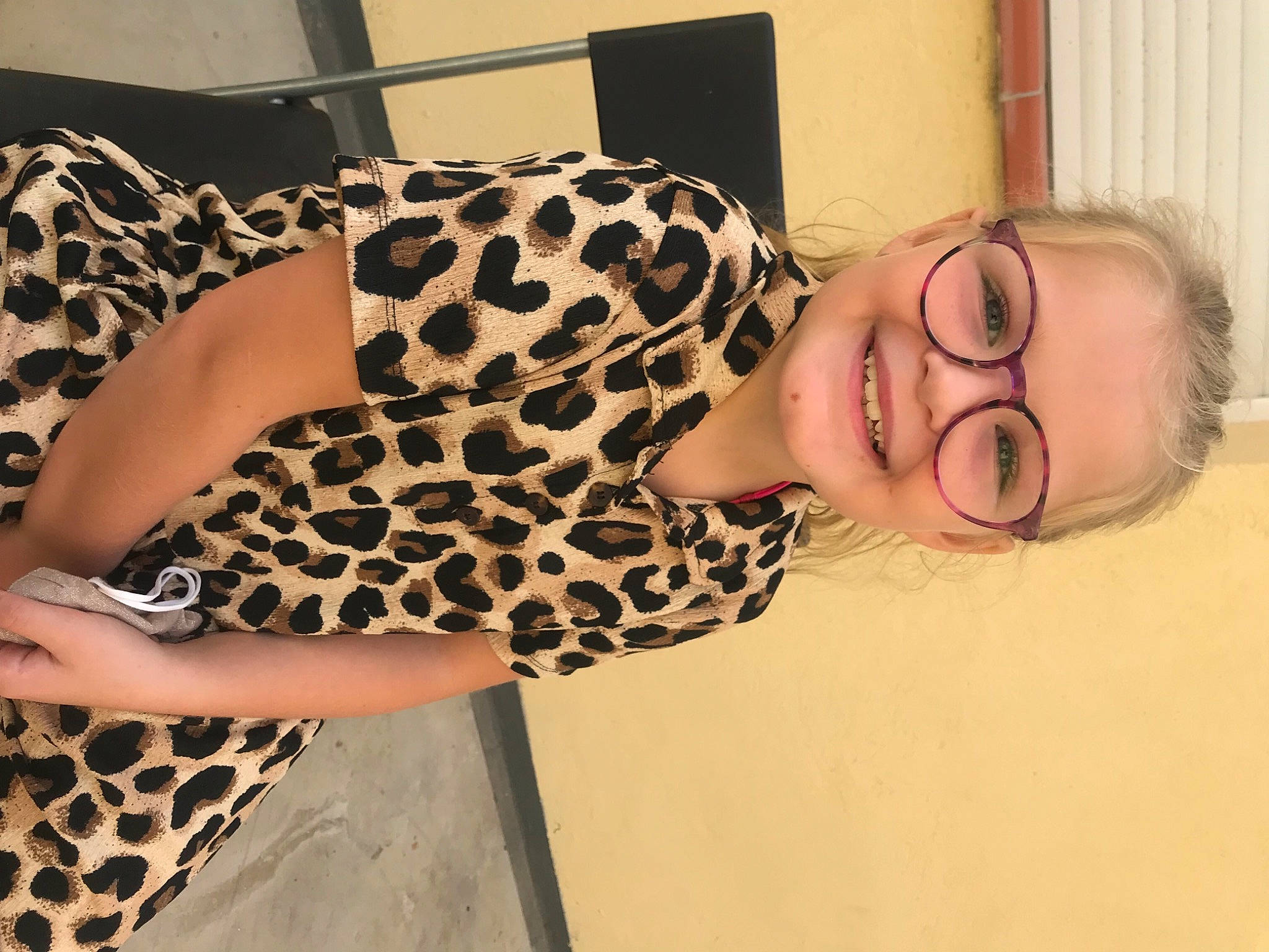 Shirly participe au concours pour gagner de l'argent avec cette photo : arm, dress, eyelash, eyewear, gesture, glasses, hand, human_body, jaw, joint, joy, leg, neck, person, shoulder, skin, sleeve, smile, textile, thigh