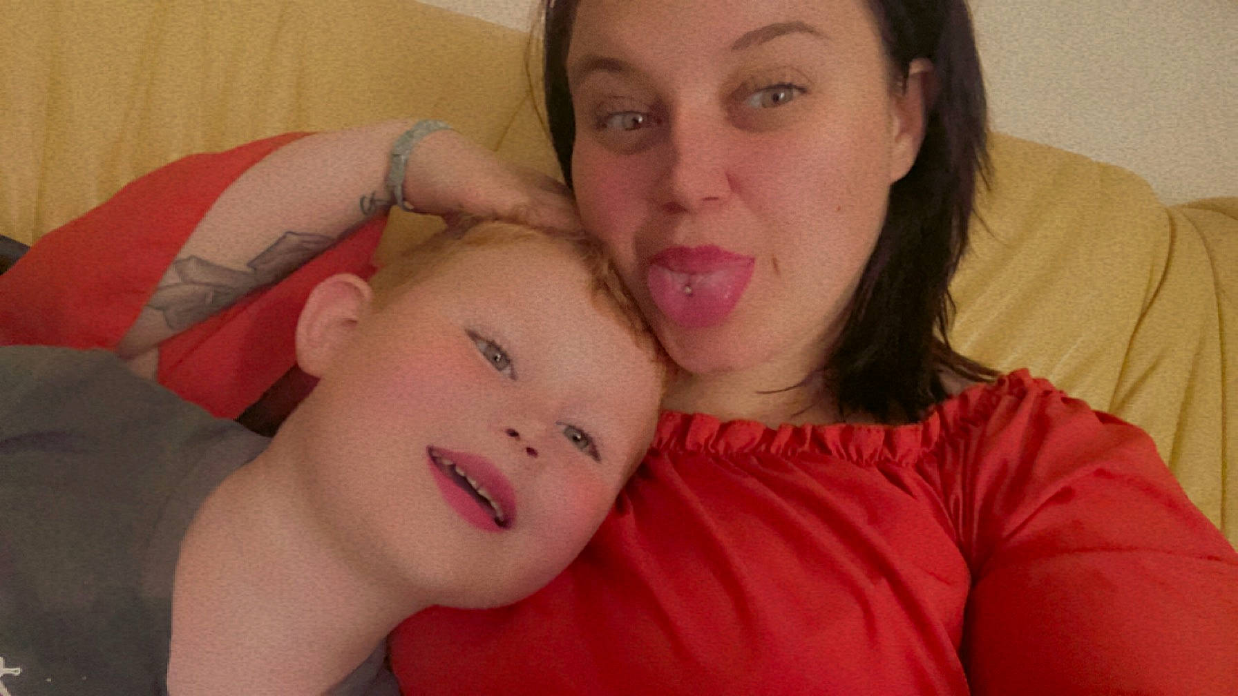 Raphaël a rejoint le concours — aidez-le/la à gagner de superbes lots ! arm, cheek, chin, comfort, ear, eye, eyebrow, eyelash, facial_expression, forehead, hair, jaw, joint, joy, lip, mouth, muscle, neck, nose, person