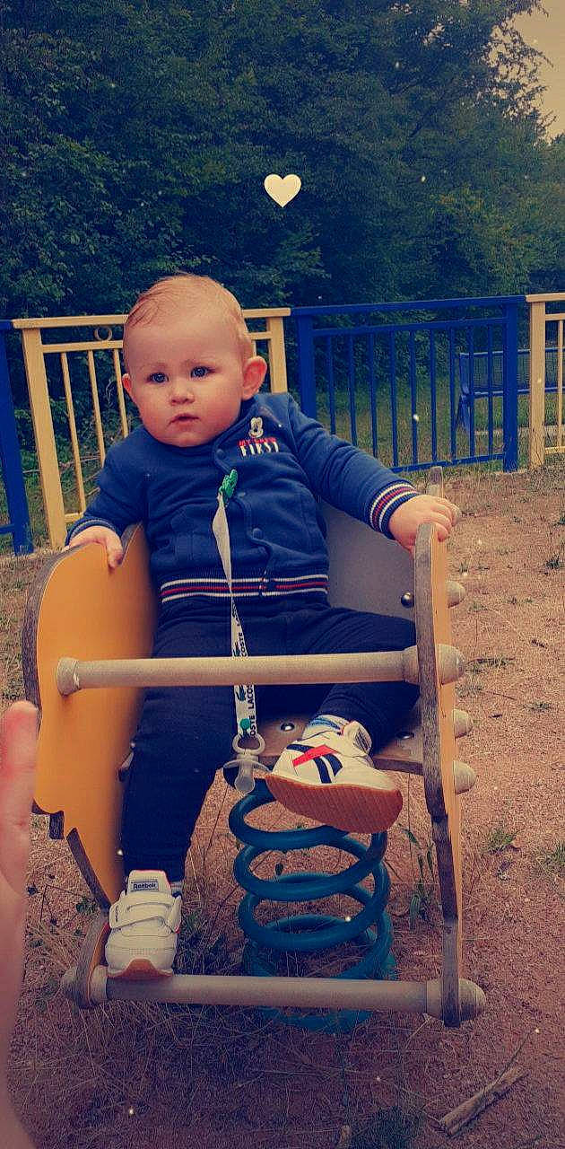 Raphaël participe au concours pour gagner de l'argent avec cette photo : baby, child, person, play, sitting, smile, toddler, vacation