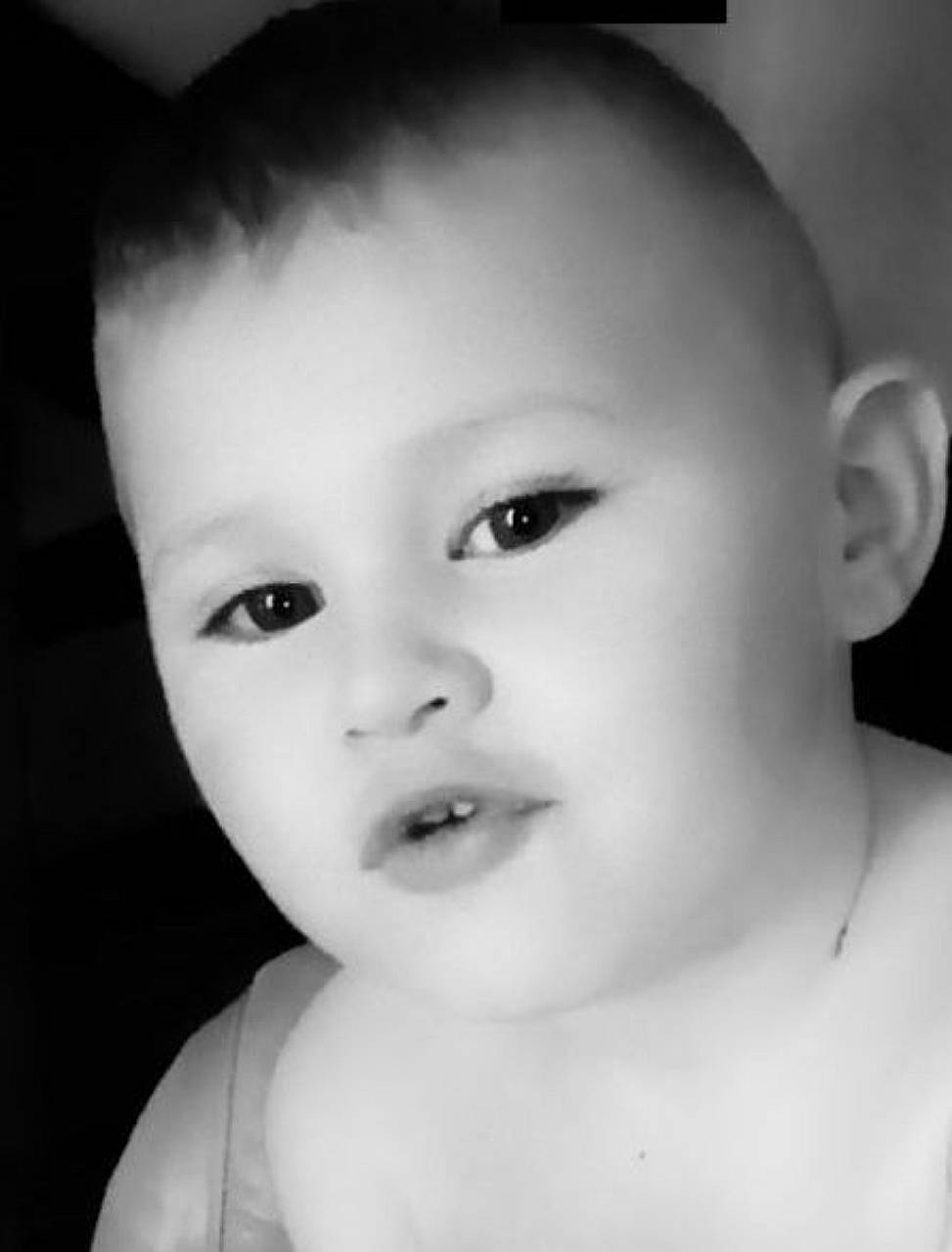 Raphaël participe au concours pour gagner de l'argent avec cette photo : baby, black_and_white, black_hair, cheek, ear, eye, eyebrow, eyelash, flash_photography, forehead, happy, human_body, iris, jaw, lip, no_expression, nose, person, skin, smile