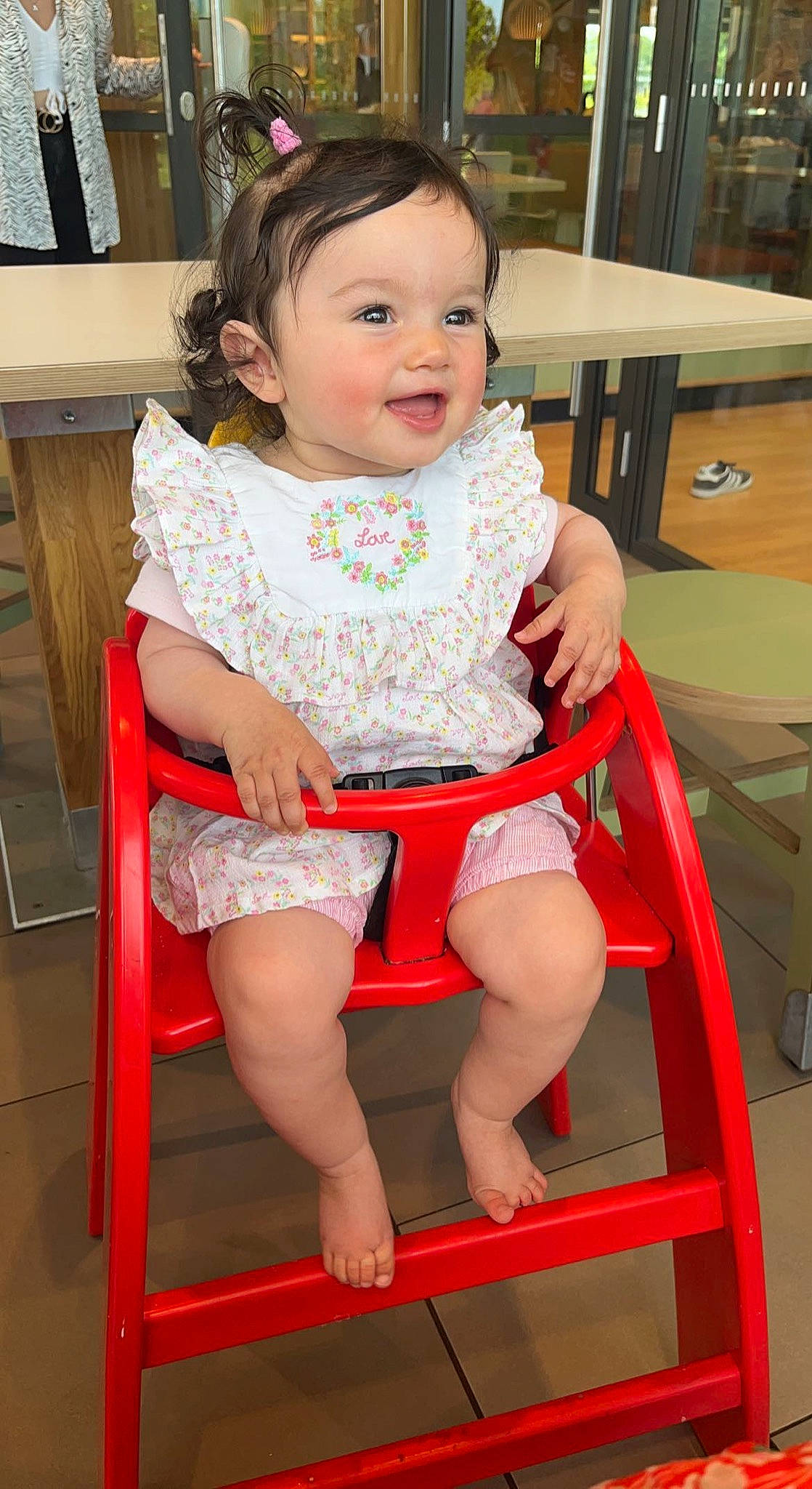 Léane participe au concours pour gagner de l'argent avec cette photo : baby_toddler_clothing, chair, cheek, child, chin, eye, face, foot, fun, furniture, happy, human_leg, knee, person, pink, sitting, skin, smile, table, thigh