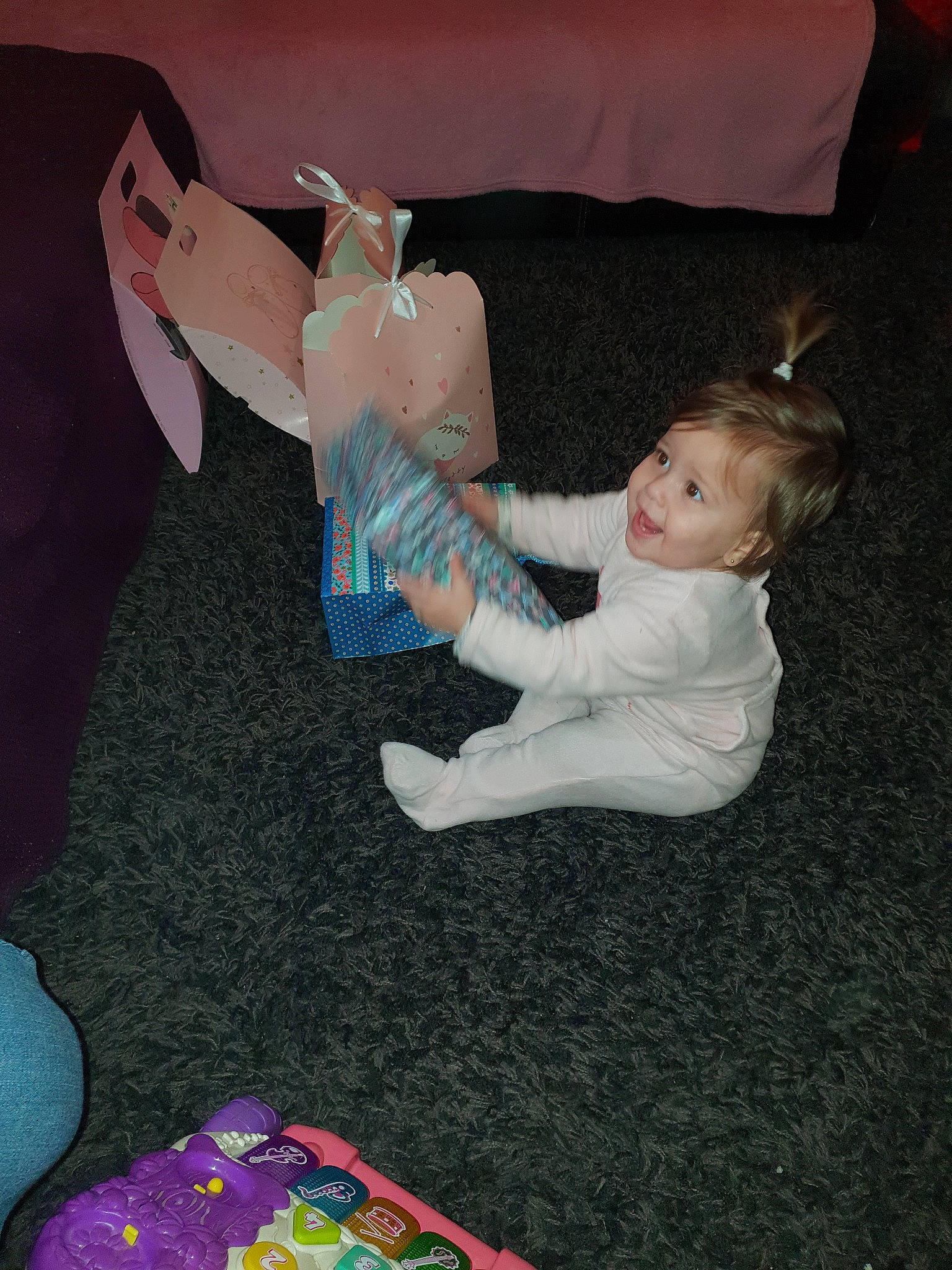 Nalya a rejoint le concours — aidez-le/la à gagner de superbes lots ! baby, child, fun, joy, person, play, room, toddler