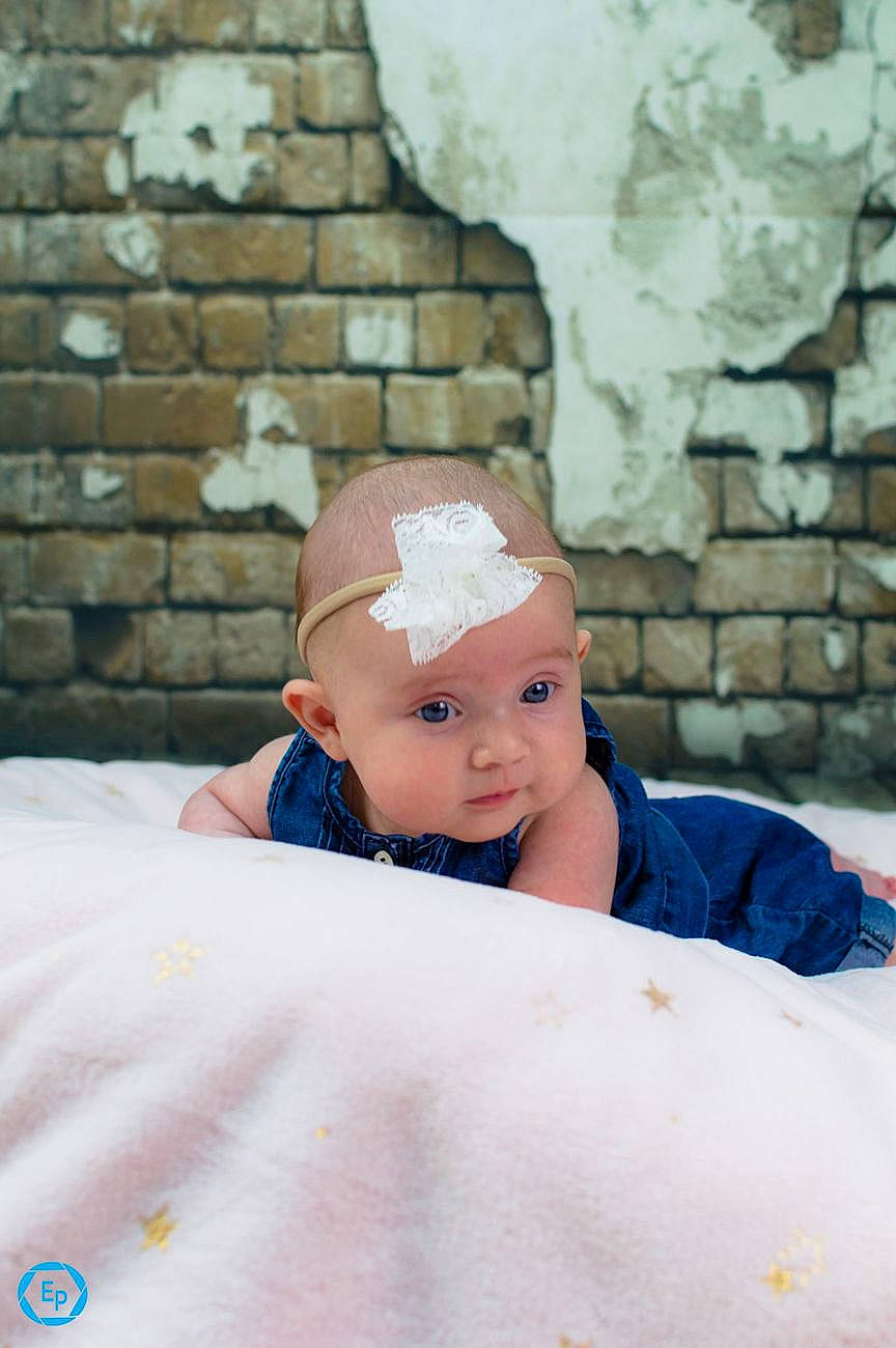 Zia participe au concours pour gagner de l'argent avec cette photo : baby, child, hair_accessory, headgear, headwear, leisure, people, person, photography, skin, smile, toddler, vacation