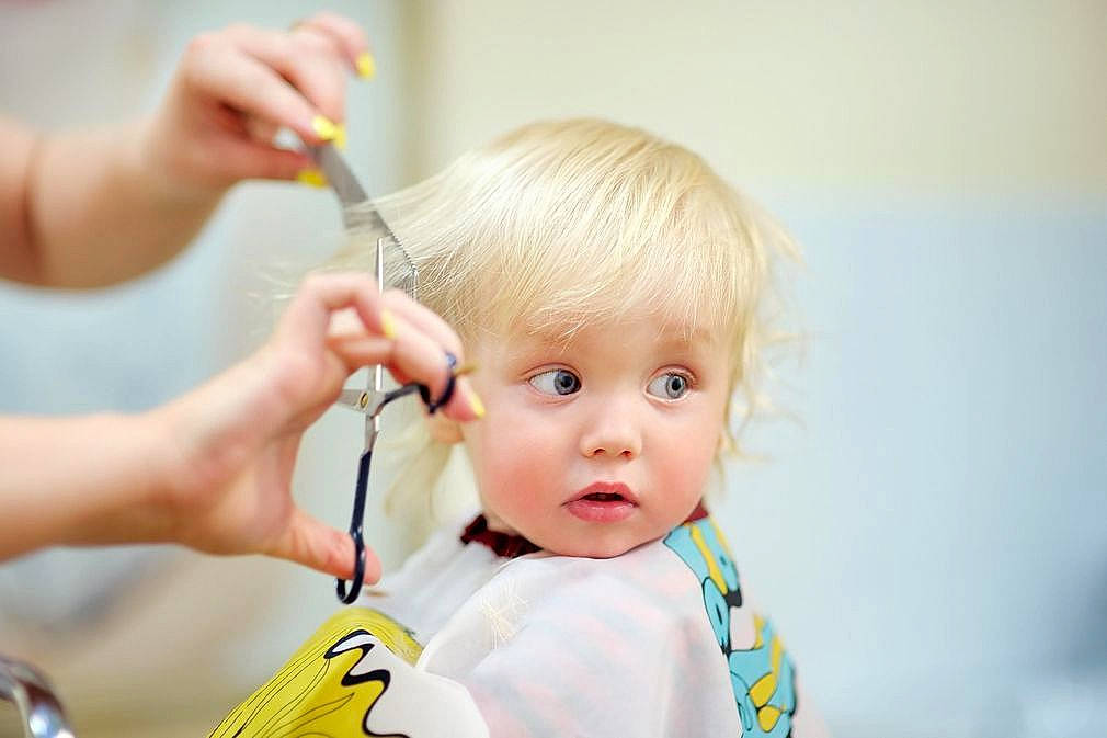 Lucas participe au concours pour gagner de l'argent avec cette photo : baby, blond, cheek, child, ear, eye, eyelash, forehead, hair, hairstyle, hand, person, play, portrait_photography, skin, spoon, surprise, tableware, toddler, yellow