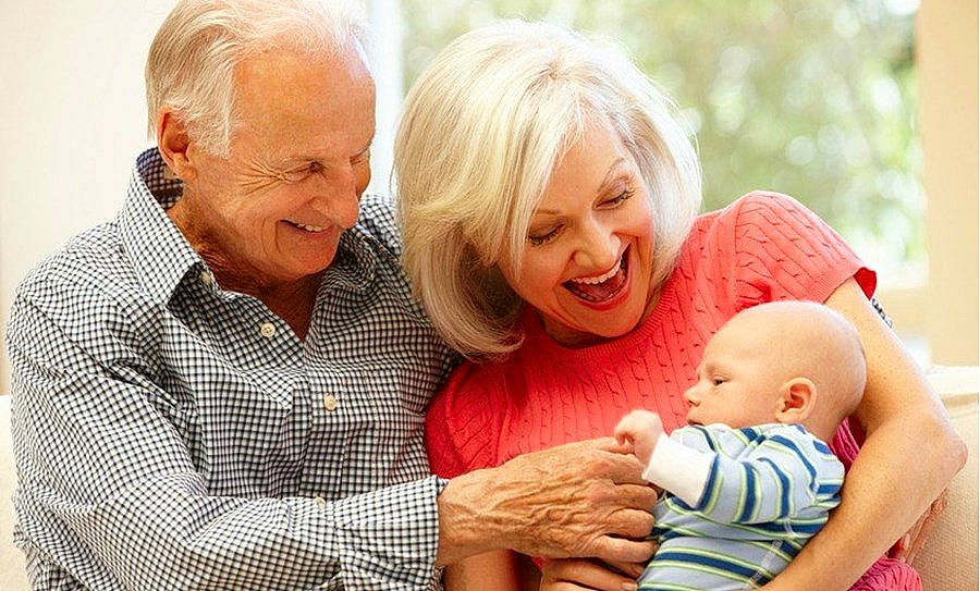 Lucas participe au concours pour gagner de l'argent avec cette photo : baby, birth, child, comfort, family, family_pictures, family_taking_photos_together, grandparent, happy, joy, people, person, playing_with_kids, toddler
