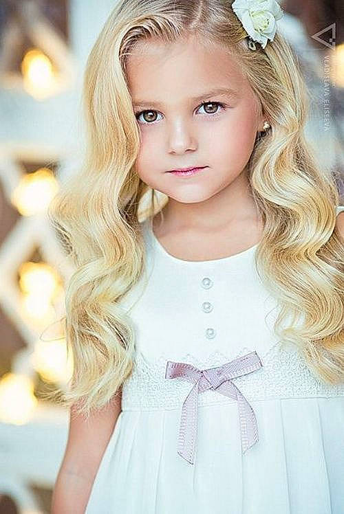 Alix participe au concours pour gagner de l'argent avec cette photo : beauty, blond, brown_hair, child, child_model, dress, eye, eyelash, face, hair, hair_accessory, hairstyle, iris, layered_hair, lip, long_hair, person, photography, pink, skin