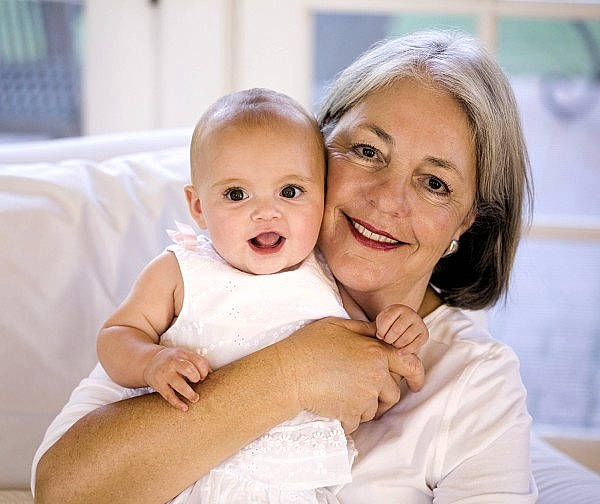 Emily a rejoint le concours — aidez-le/la à gagner de superbes lots ! baby, birth, child, comfort, family, family_pictures, family_taking_photos_together, happy, joy, people, person, photography, portrait_photography, room, sitting, smile, toddler