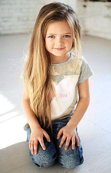 Emily participe au concours pour gagner de l'argent avec cette photo : beauty, blond, brown_hair, child, child_model, denim, eye, hair, hairstyle, jeans, joy, long_hair, model, person, photo_shoot, photography, portrait, portrait_photography, sitting, smile