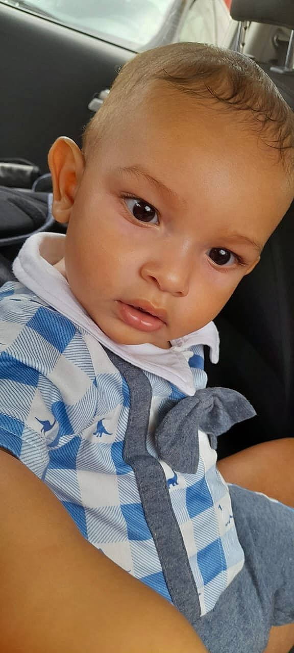 Maëlan participe au concours pour gagner de l'argent avec cette photo : baby, baby_toddler_clothing, cheek, child, chin, collar, comfort, dress_shirt, ear, electric_blue, eyelash, formal_wear, happy, nose, pattern, person, sitting, skin, sleeve, t_shirt