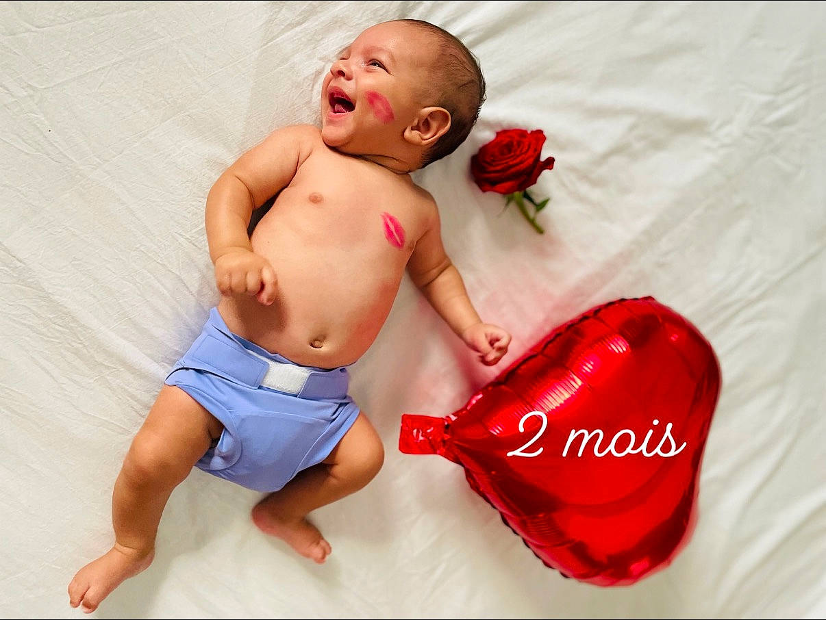 Maëlan participe au concours pour gagner de l'argent avec cette photo : abdomen, arm, baby, baby_sleeping, baby_toddler_clothing, chest, comfort, finger, foot, gesture, happy, head, human_body, nail, person, shorts, stomach, thigh, thumb, toddler