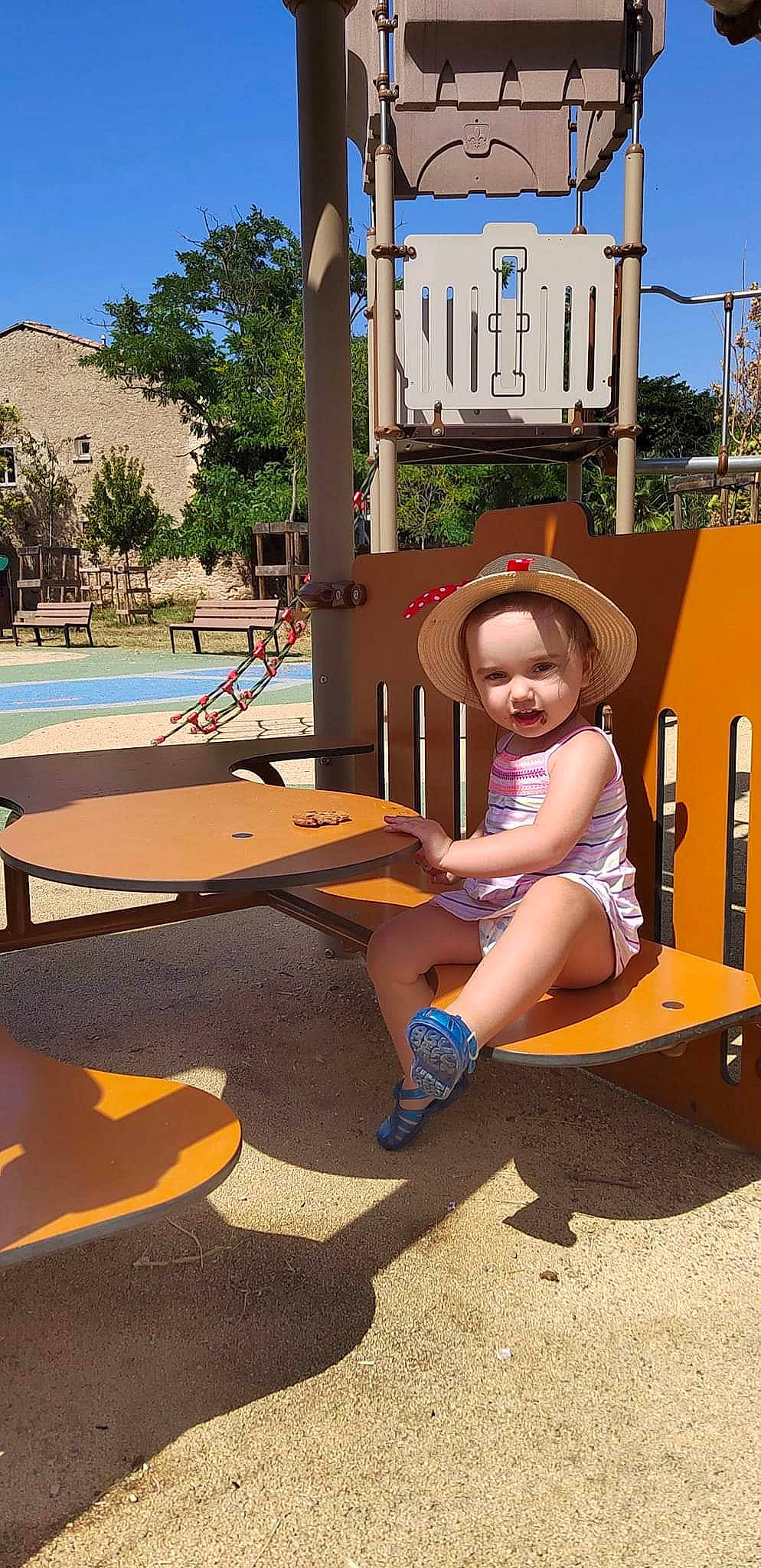 Tania a rejoint le concours — aidez-le/la à gagner de superbes lots ! beach, chute, city, fun, grass, hat, leisure, outdoor_furniture, outdoor_play_equipment, person, playground_slide, recreation, shade, shorts, sky, summer, sun_hat, toddler, travel, tree